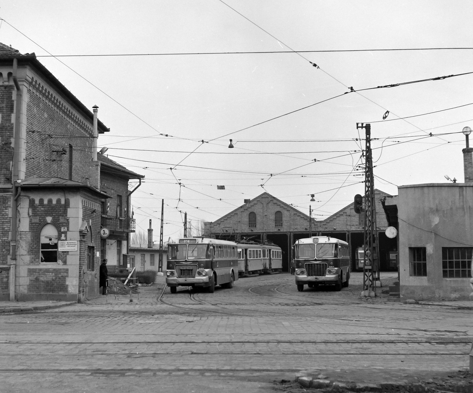 Magyarország, Budapest III., Vörösvári út 115., Óbuda kocsiszín., 1975, UVATERV, autóbusz, Ikarus-márka, villamos, Ikarus 620/630, Budapest, remíz, viszonylatszám, Fortepan #98832