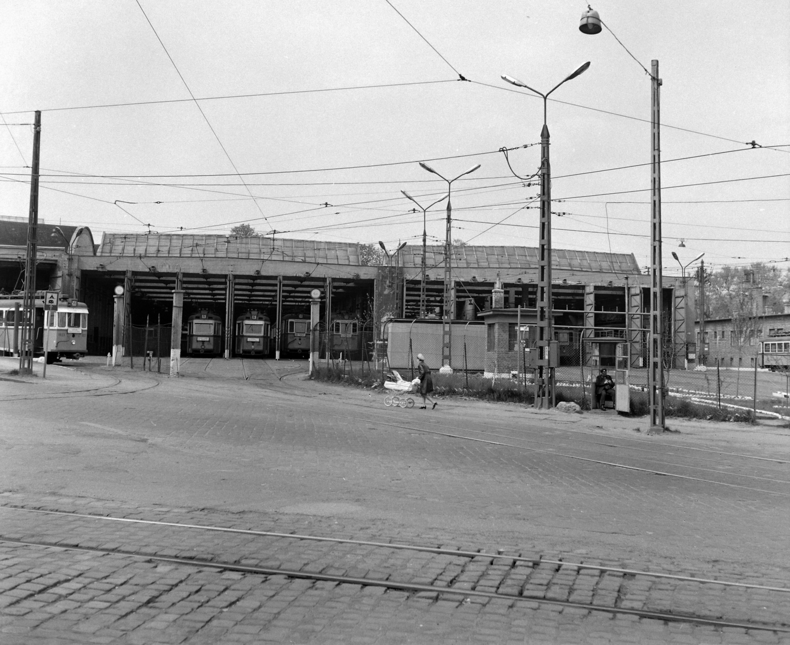 Magyarország, Budapest II., Budakeszi út 9-11., Szépilona kocsiszín., 1975, UVATERV, villamos, lámpaoszlop, viszonylattábla, Budapest, remíz, viszonylatszám, Fortepan #98836