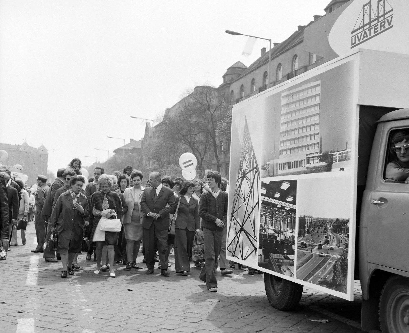 Hungary, Budapest VII.,Budapest XIV., Dózsa György út az Ajtósi Dürer sor felé nézve, május 1-i felvonulás., 1976, UVATERV, march, 1st of May parade, Budapest, UVATERV Co, Fortepan #98856