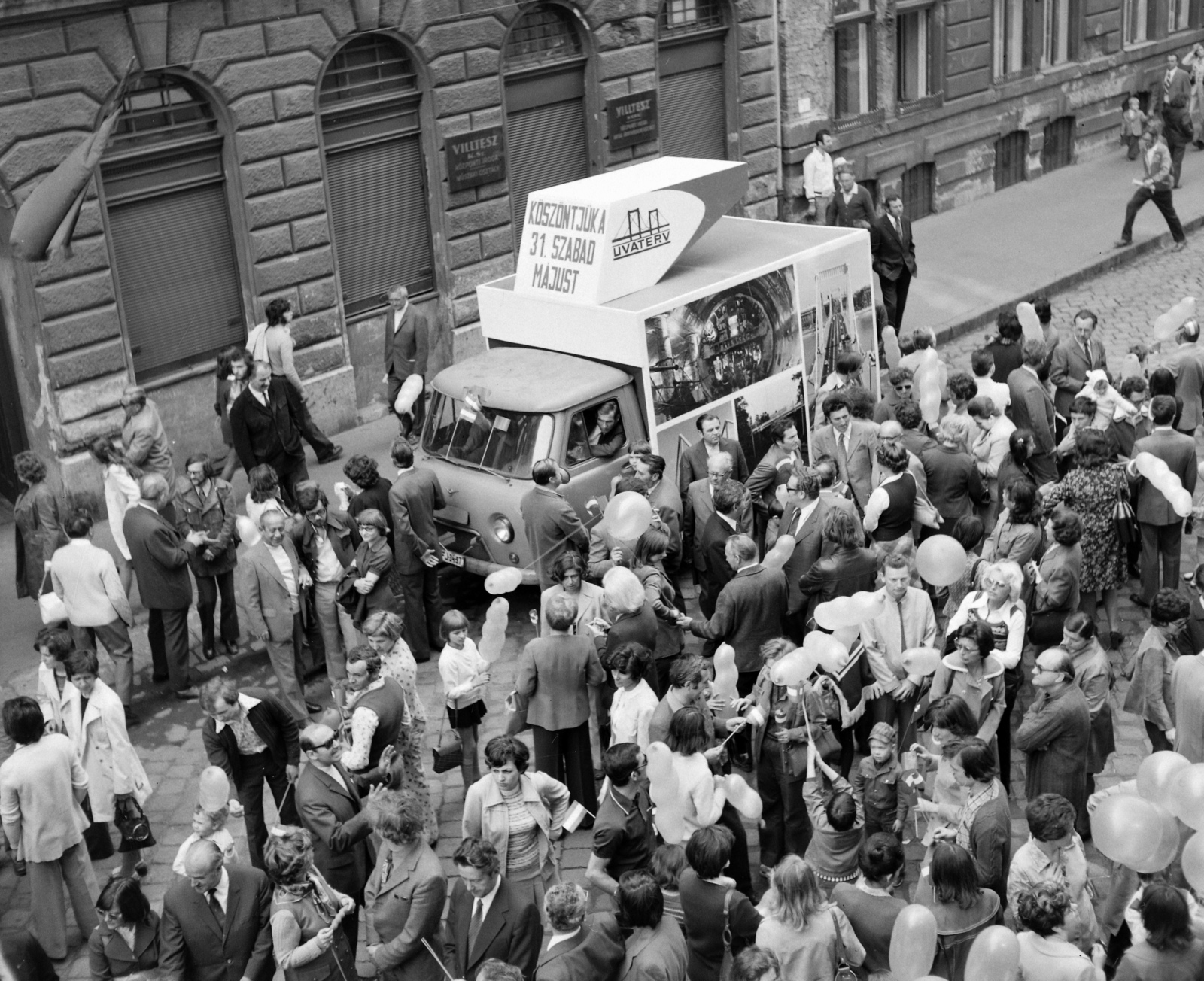 Hungary, Budapest VII., Dembinszky utca 21., május 1-i felvonulók., 1976, UVATERV, march, 1st of May parade, Budapest, Fortepan #98859