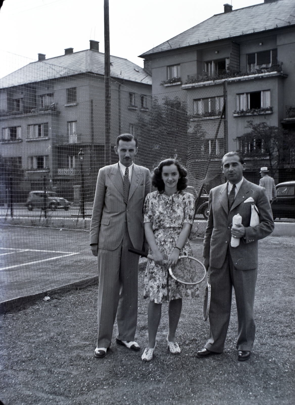 Hungary, Budapest II., háttérben a Pasaréti út 22/24 házai az előtérben a BBTE, később Vasas pálya., 1943, Kurutz Márton, tennis court, tennis rackets, Budapest, Fortepan #9887