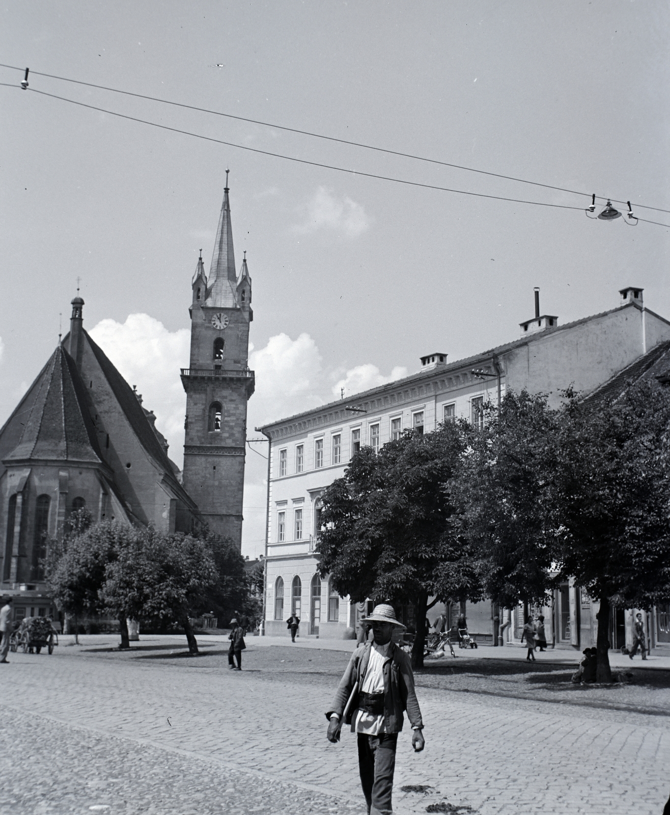 Románia,Erdély, Beszterce, evangélikus templom a Fa utca (strada Liviu Rebreanu) felől nézve., 1942, Kurutz Márton, templom, utcakép, életkép, gótika, Petrus Italus-terv, Fortepan #9888