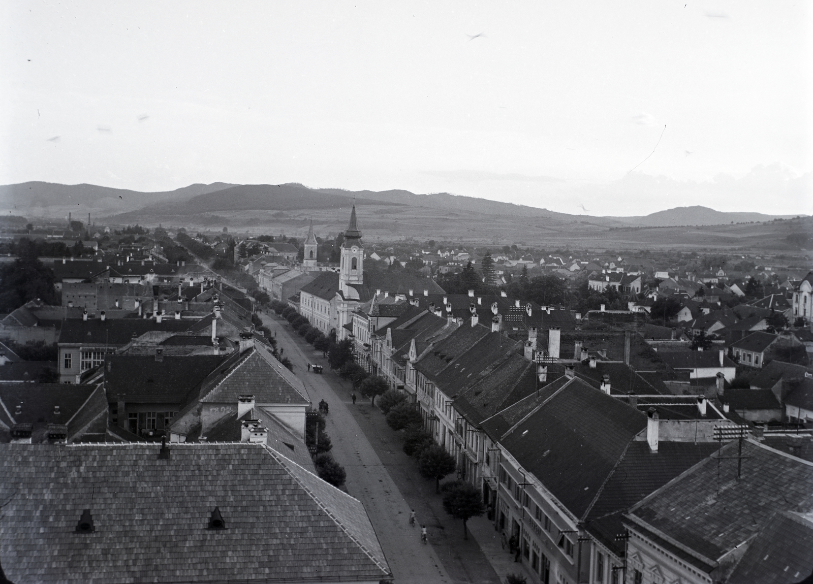 Romania,Transylvania, Bistrița, Kórház utca (strada Gheorghe Sincai, ekkor Mussolini utca) az evangélikus templom tornyából nézve., 1942, Kurutz Márton, church, street view, cityscape, Fortepan #9891