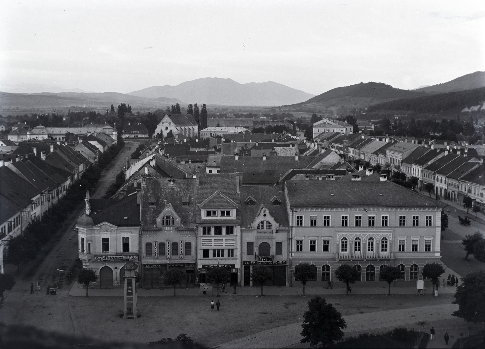 Románia,Erdély, Beszterce, kilátás az evangélikus templom tornyából, előtérben a piata Centrala (Fő tér, ekkor Horthy Miklós tér)., 1942, Kurutz Márton, cégtábla, utcakép, városkép, Fortepan #9892
