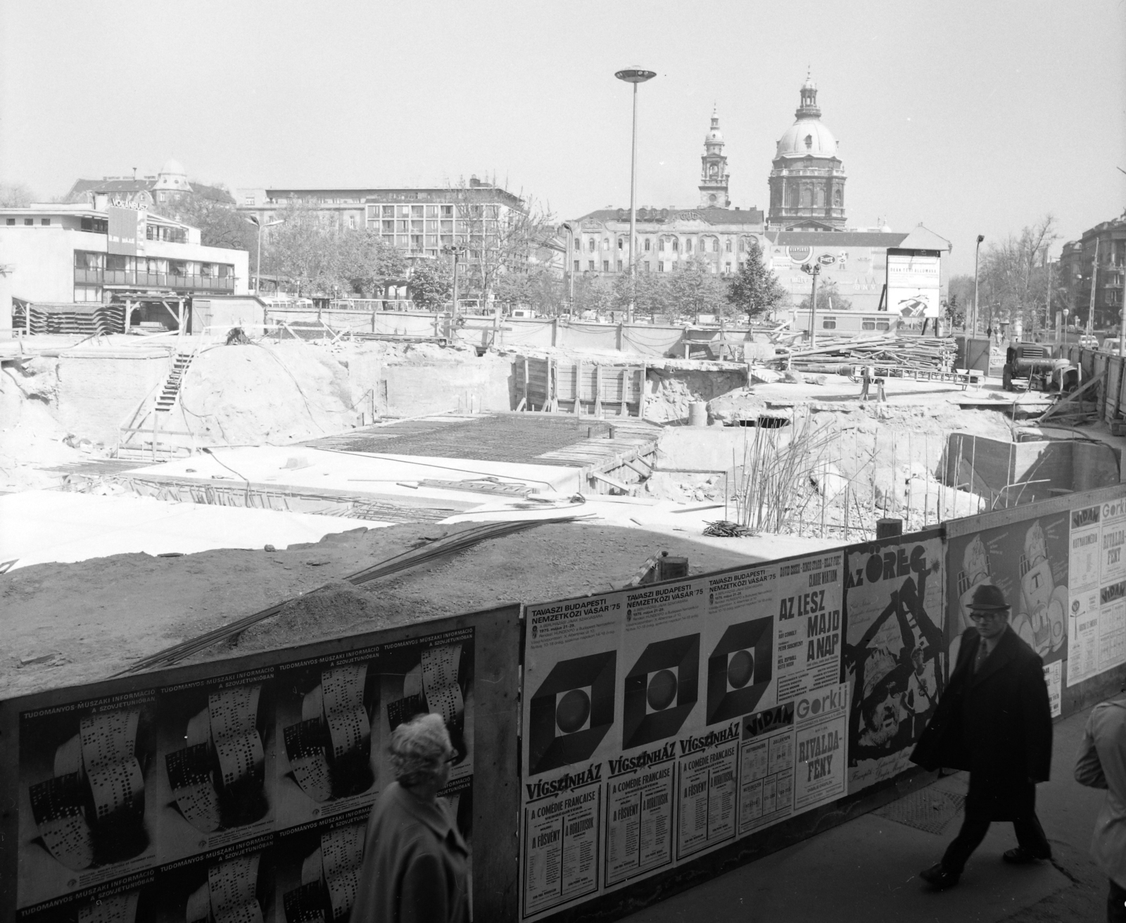 Hungary, Budapest V., Deák Ferenc tér az Erzsébet (Engels) tér felé nézve az aluljáró építése idején, háttérben a Bazilika., 1975, UVATERV, poster, Budapest, Fortepan #98920