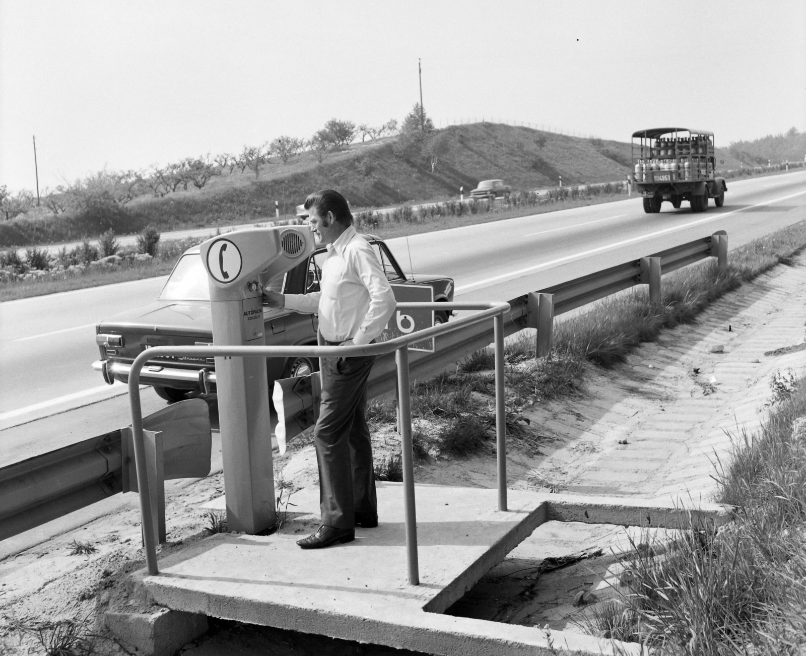 Hungary, M7-es autópálya, az Érdi emelkedő Törökbálint határában. Segélyhívó a 16-os km-nél., 1975, UVATERV, Fortepan #98923