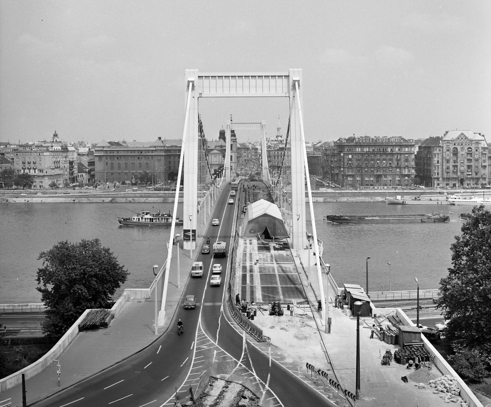 Hungary, Budapest V.,Budapest I., Erzsébet híd a Gellérthegyről nézve., 1975, UVATERV, construction, barge, bridge building, hydrofoil, Budapest, Fortepan #98939