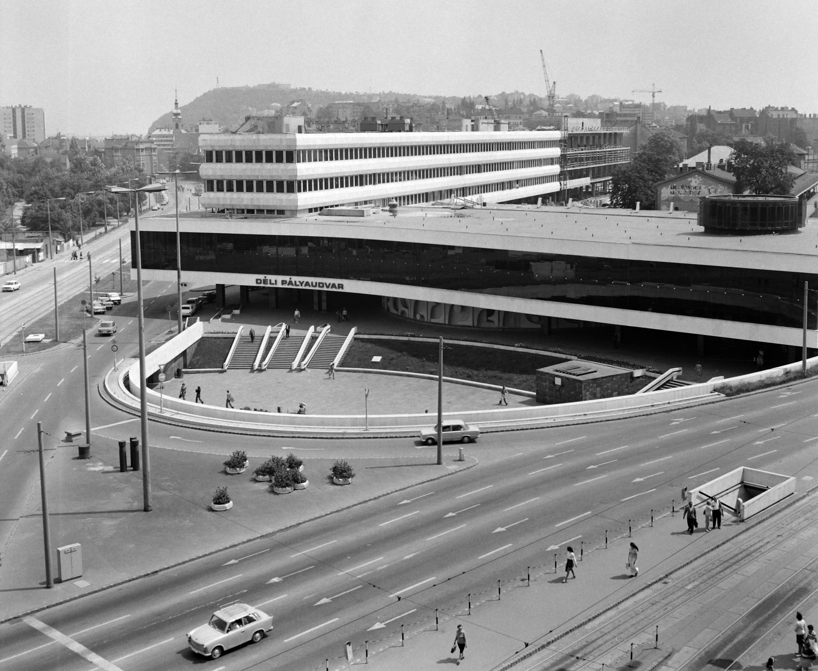Magyarország, Budapest I., a Déli pályaudvar egy Alkotás utcai házból nézve. Háttérben a Gellért-hegy., 1975, UVATERV, Budapest, Fortepan #98945
