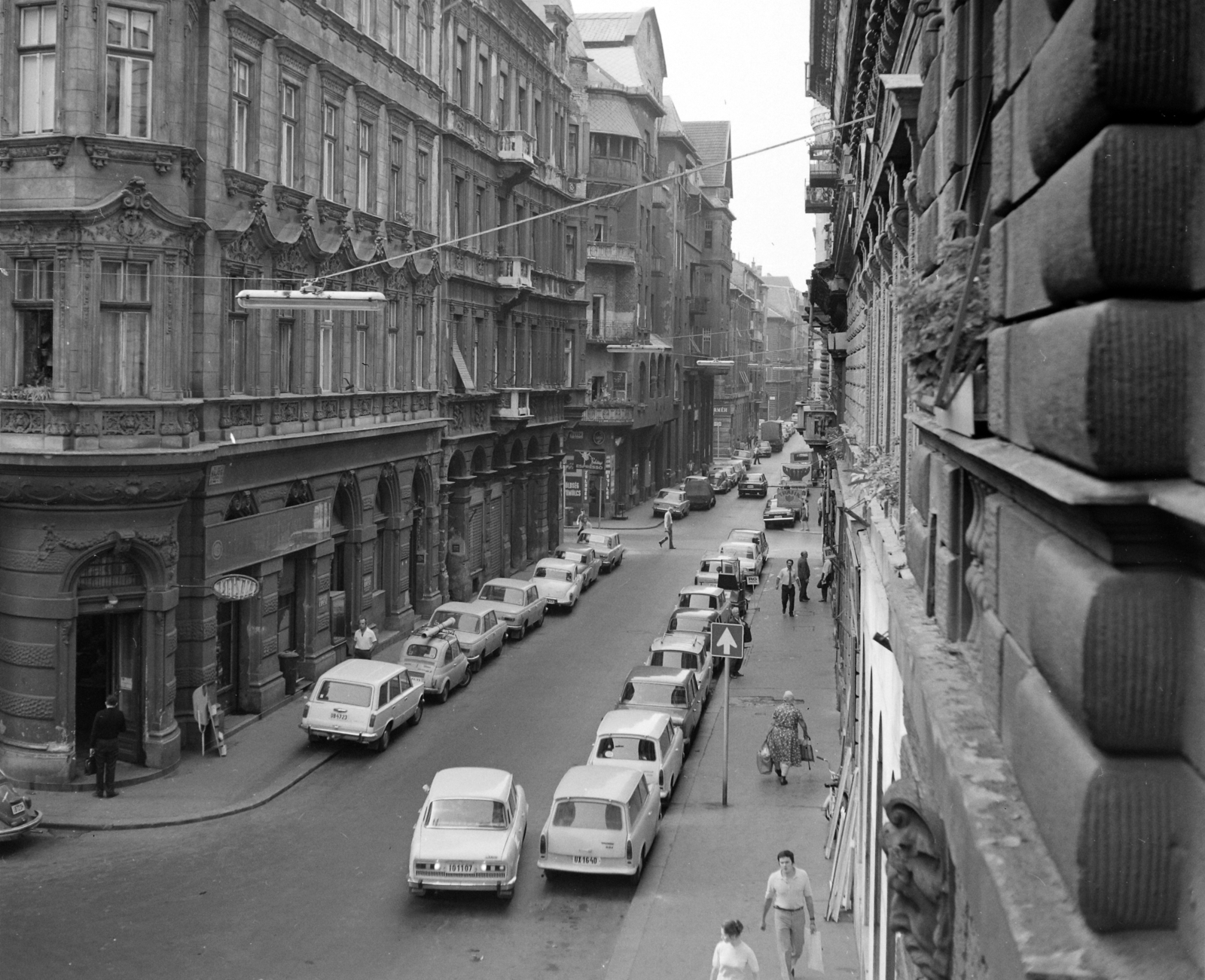 Magyarország, Budapest VI., Hajós utca az Operaháztól a Bajcsy-Zsilinszky út felé nézve., 1975, UVATERV, Fiat 500, Budapest, Skoda 100, Fortepan #99056