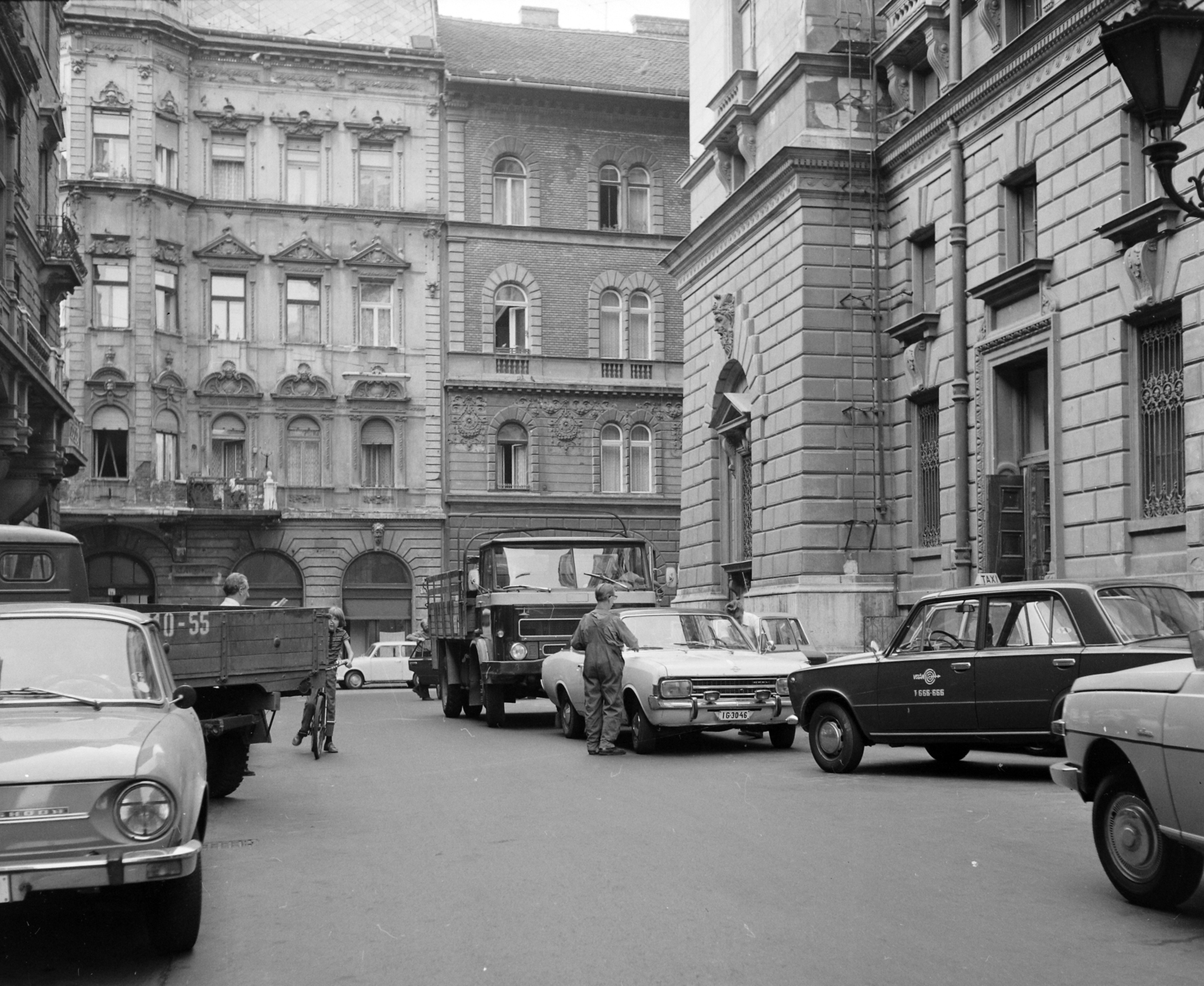 Hungary, Budapest VI., Dalszínház utca a Lázár utca felé nézve., 1975, UVATERV, Budapest, number plate, Fortepan #99058