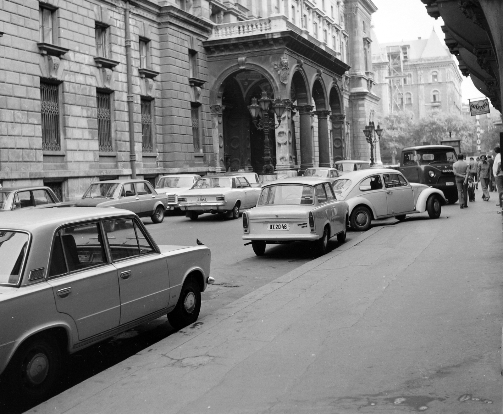 Magyarország, Budapest VI., Dalszínház utca az Andrássy út (Népköztársaság útja) felé nézve, balra az Operaház., 1975, UVATERV, Budapest, rendszám, automobil, Opel Rekord C, Trabant 601, Fortepan #99059