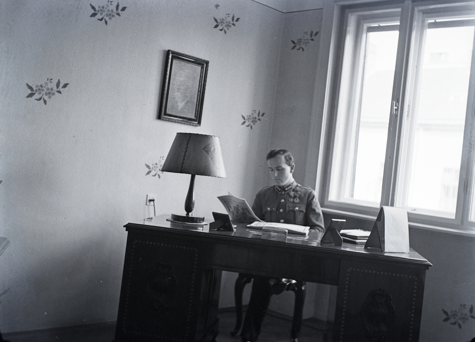 1943, Kurutz Márton, light, desk, interior, soldier, medal, table lamps, leg over leg, photo in a frame, Fortepan #9907