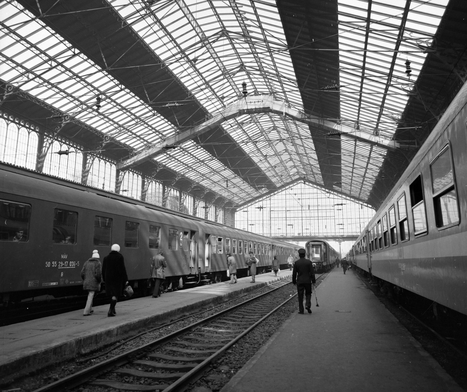 Hungary, Budapest VI., Nyugati pályaudvar csarnoka a rekonstrukció előtt., 1976, UVATERV, Hungarian Railways, Budapest, Fortepan #99089
