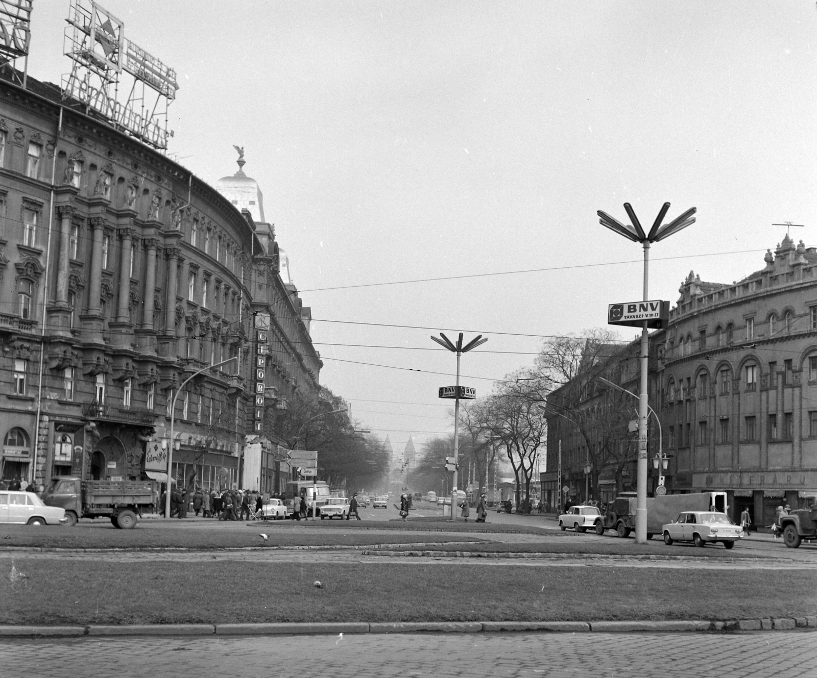 Magyarország, Budapest VI.,Budapest XIII., Nugati (Marx) tér a Váci út és a Lehel (Élmunkás) téri templom felé nézve. Jobbra a Westend-ház., 1976, UVATERV, Budapest, Fortepan #99106