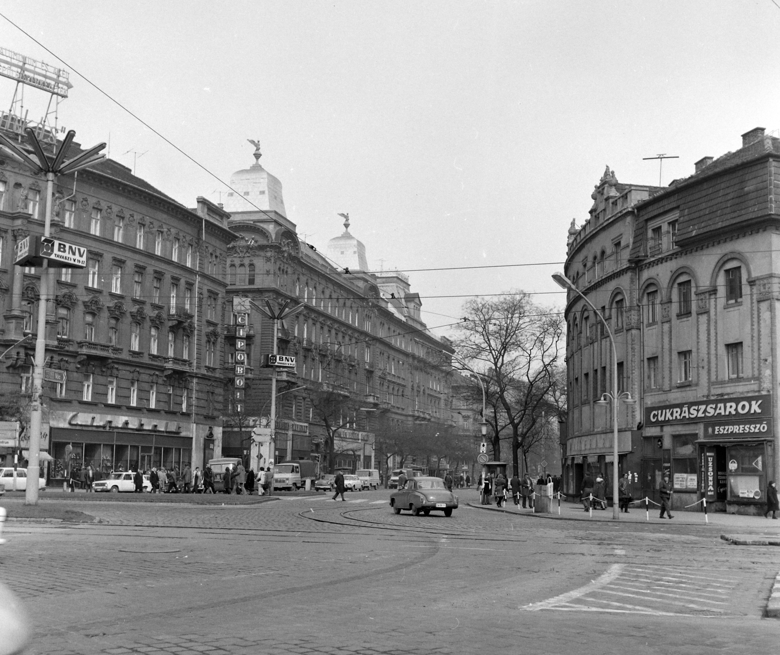 Hungary, Budapest VI.,Budapest XIII., Nugati (Marx) tér a Váci út felé nézve, jobbra a Westend-ház., 1976, UVATERV, Budapest, Fortepan #99108