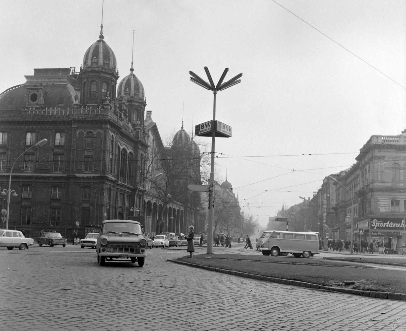 Hungary, Budapest VI., Nyugati (Marx) tér a Nyugati pályaudvar és a Teréz (Lenin) körút felé nézve., 1976, UVATERV, German brand, Soviet brand, Ford-brand, RAF-brand, Budapest, Gustave Eiffel-design, Fortepan #99110