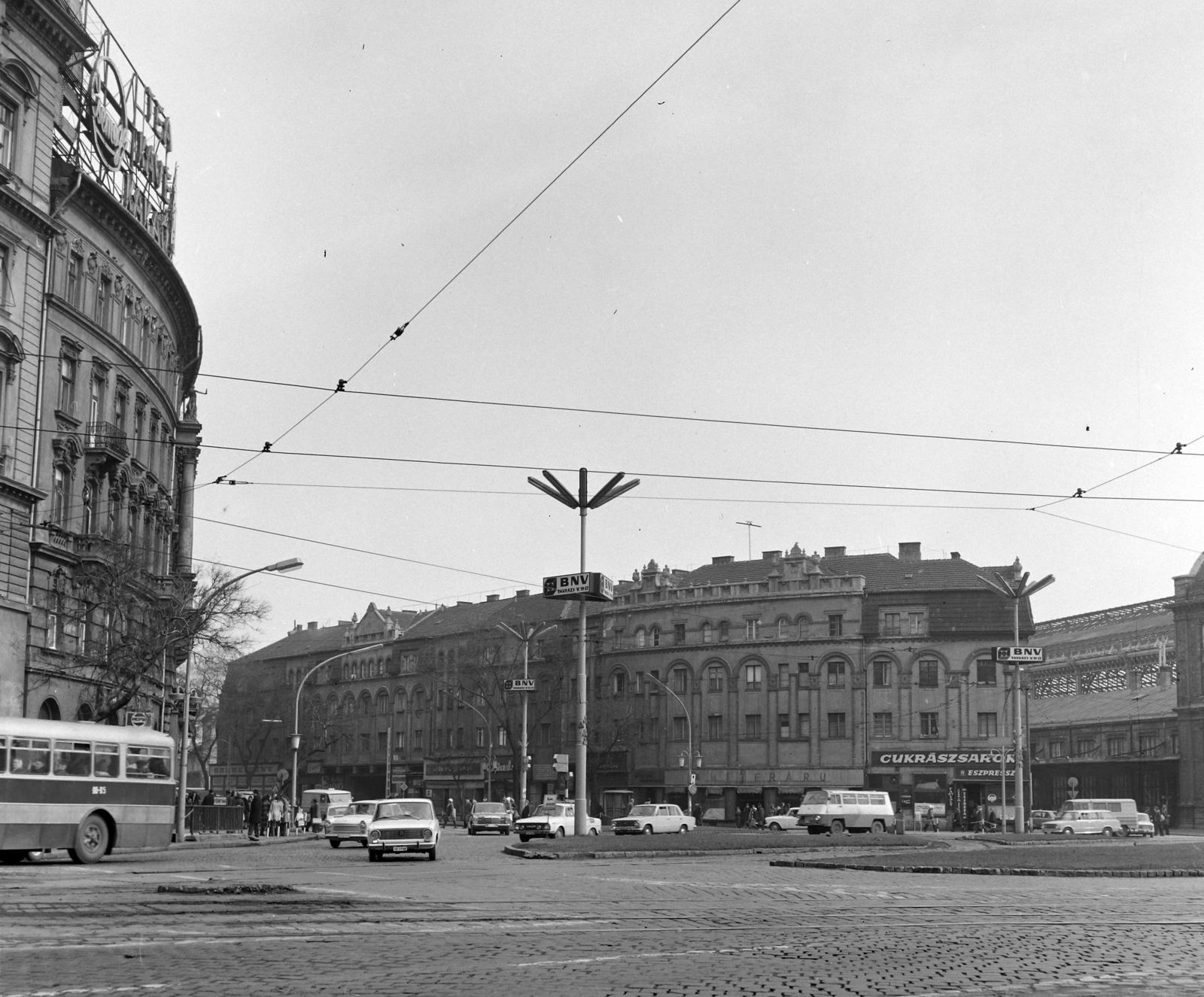 Hungary, Budapest VI.,Budapest XIII., Nugati (Marx) tér a Váci út felé nézve, szemben a Westend-ház., 1976, UVATERV, Budapest, Fortepan #99113