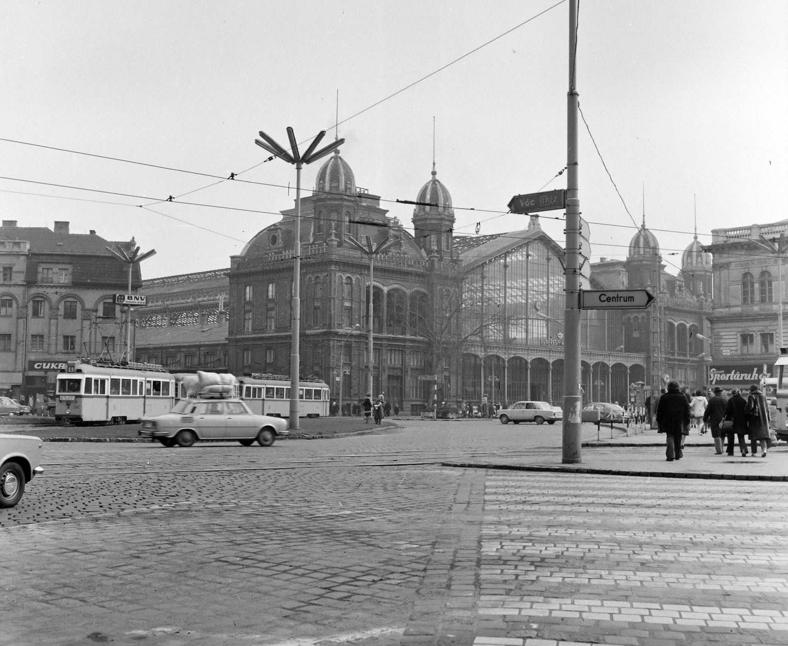 Magyarország, Budapest VI., Nyugati (Marx) tér a Nyugati pályaudvar és a Teréz (Lenin) körút felé nézve., 1976, UVATERV, útjelző tábla, villamos, Budapest, Gustave Eiffel-terv, viszonylatszám, Fortepan #99115