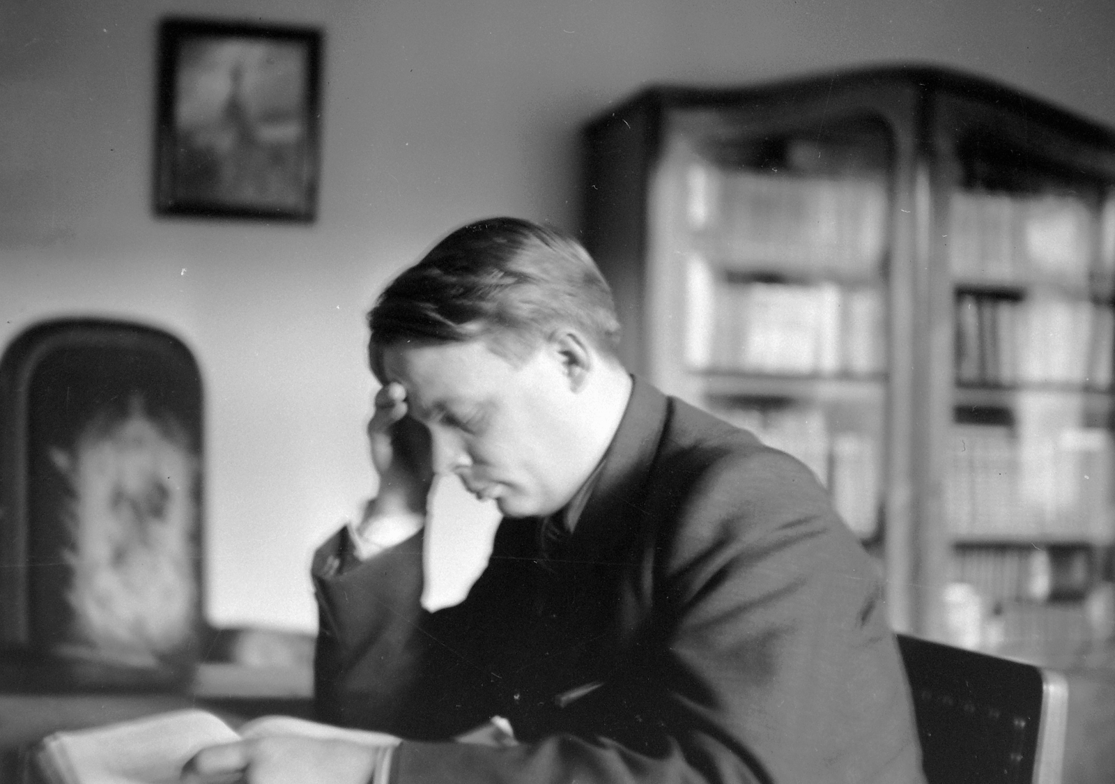 1943, Kurutz Márton, reading, interior, prop up the head, Fortepan #9913