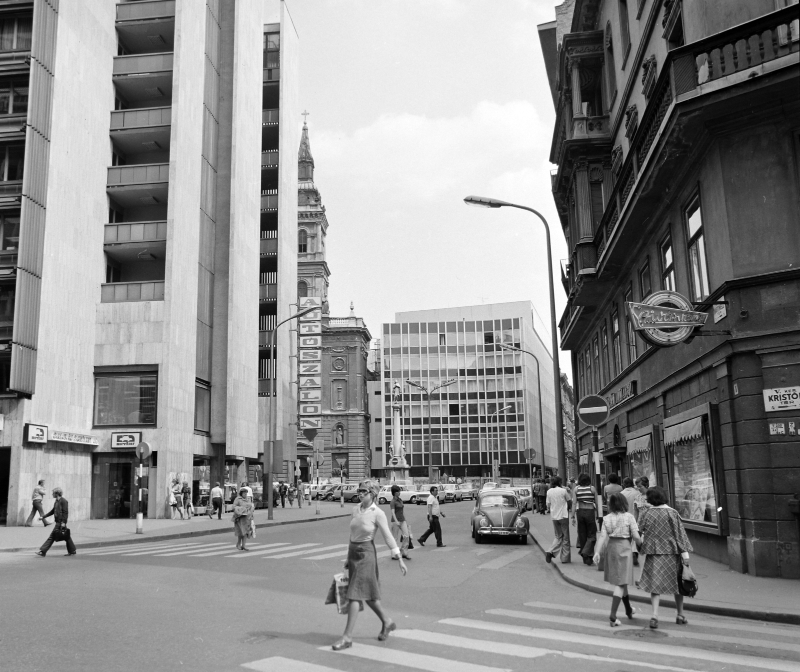 Magyarország, Budapest V., Szervita (Martinelli) tér a Kristóf tér felől nézve, az Országos Műszaki Fejlesztési Bizottság (OMFB) székházának takarásában a Szervita templom, középen a Mária oszlop., 1976, UVATERV, barokk-stílus, katolikus, Budapest, Szűz Mária-ábrázolás, szerviták, Hölbling János-terv, Pauer János György-terv, Fortepan #99133