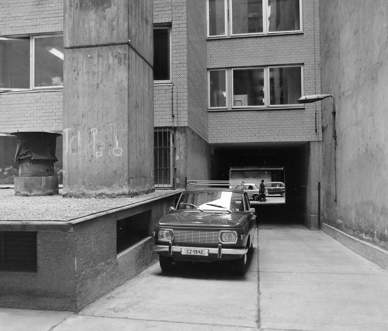 Magyarország, Budapest V., Molnár utca 19., a Középületépítő Vállalat székházának udvari bejárata., 1976, UVATERV, Wartburg-márka, rendszám, Wartburg 353, Budapest, Fortepan #99139