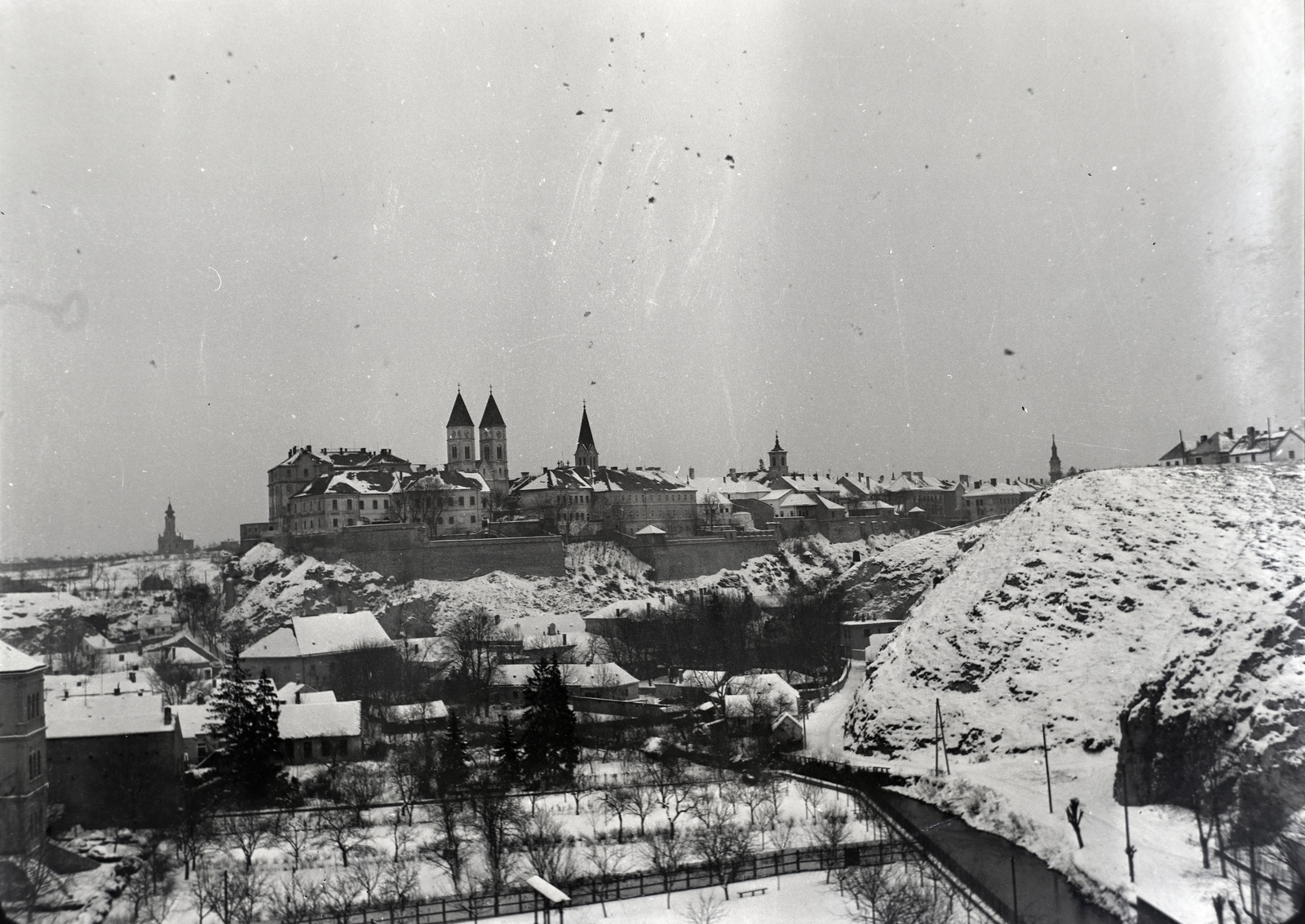 Magyarország, Veszprém, kilátás a Szent István völgyhídról a Vár felé, előtérben a Séd patak., 1940, Kurutz Márton, templom, hó, látkép, Fortepan #9914