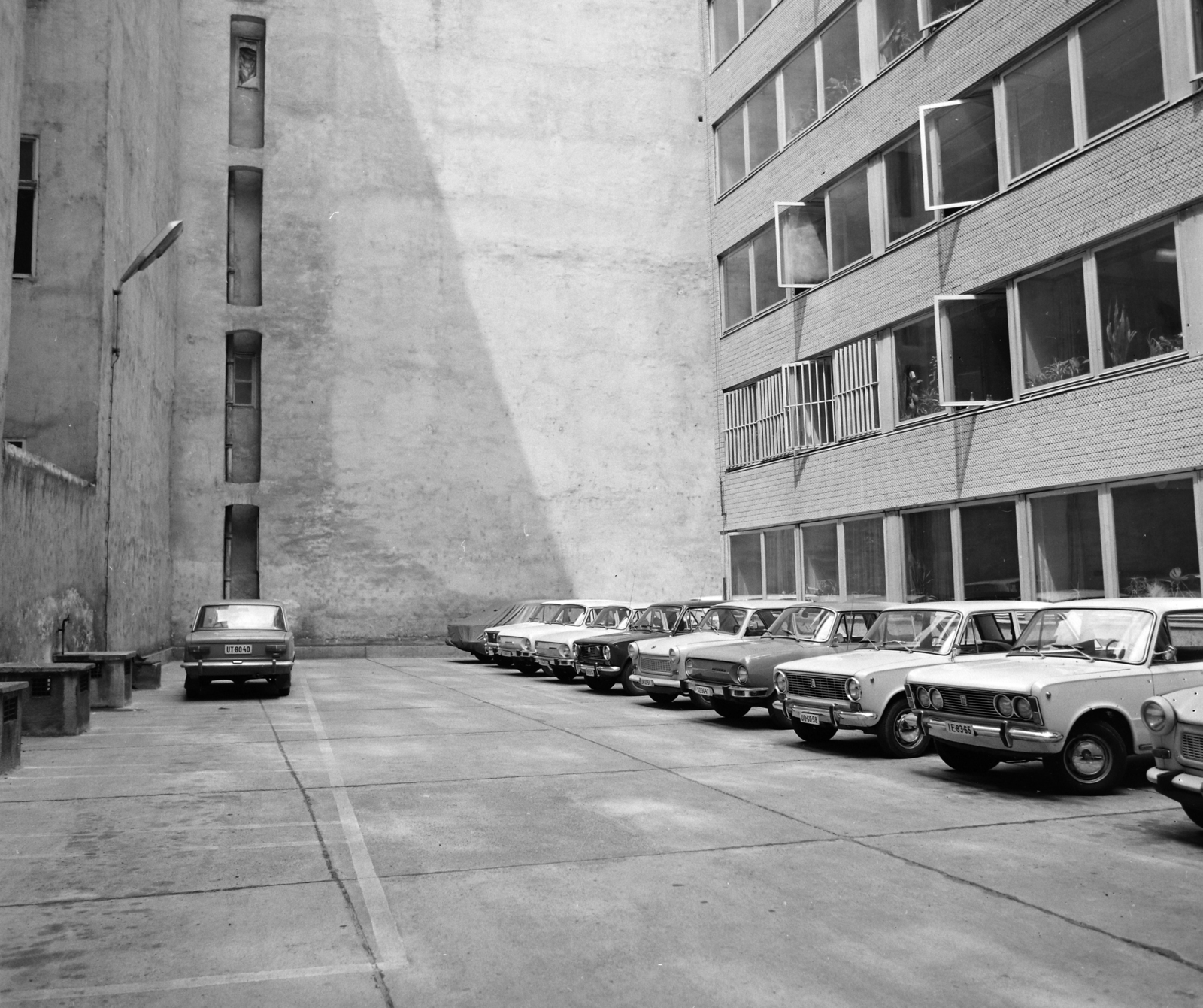 Hungary, Budapest V., Molnár utca 19., a Középületépítő Vállalat székházának udvara., 1976, UVATERV, number plate, Budapest, Fortepan #99143