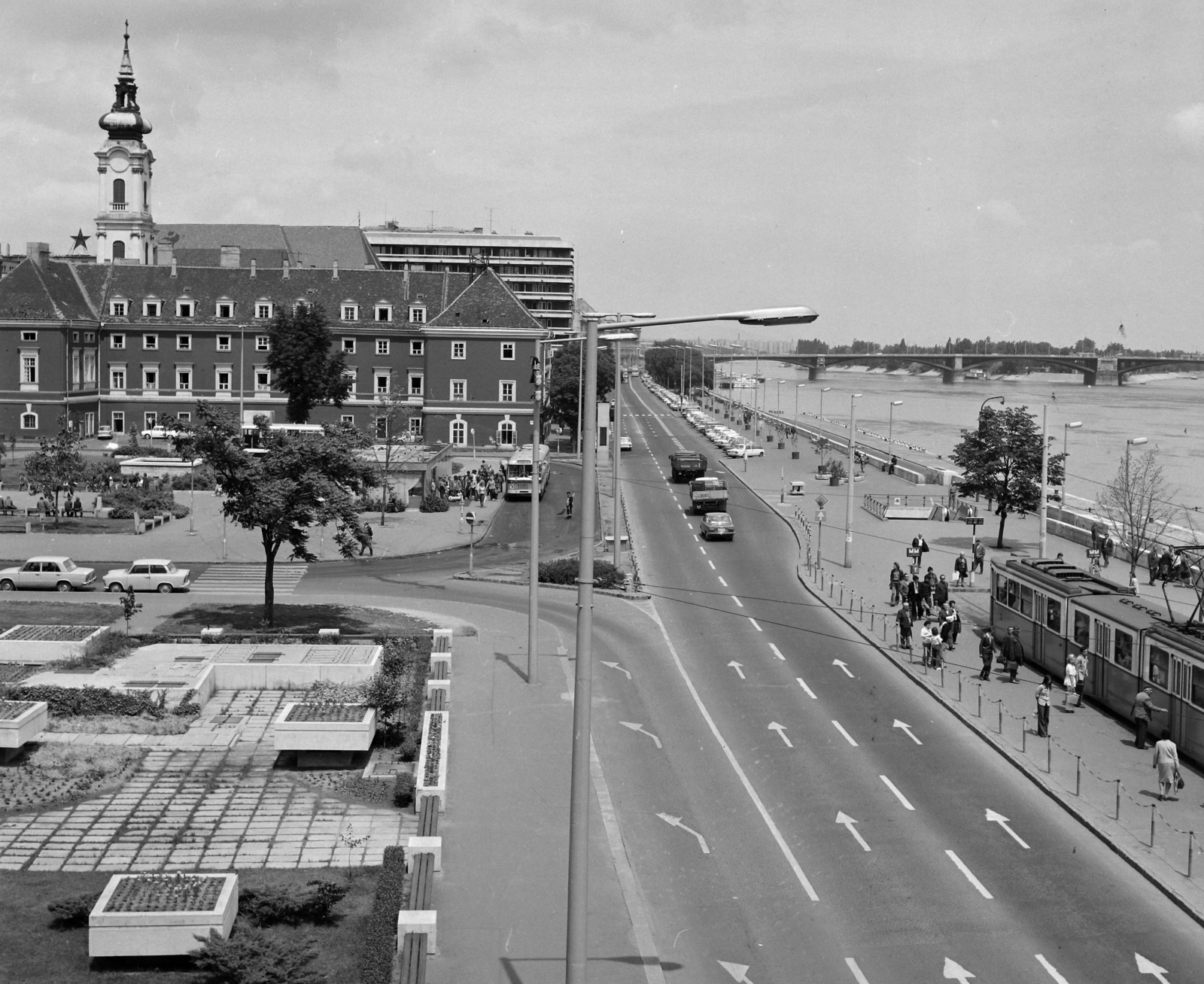 Hungary, Budapest I., Batthyány tér és a Bem rakpart a Margit híd felé nézve, balra a Szent Ferenc sebei templom és az egykori ferences kolostor., 1976, UVATERV, Budapest, Fortepan #99165