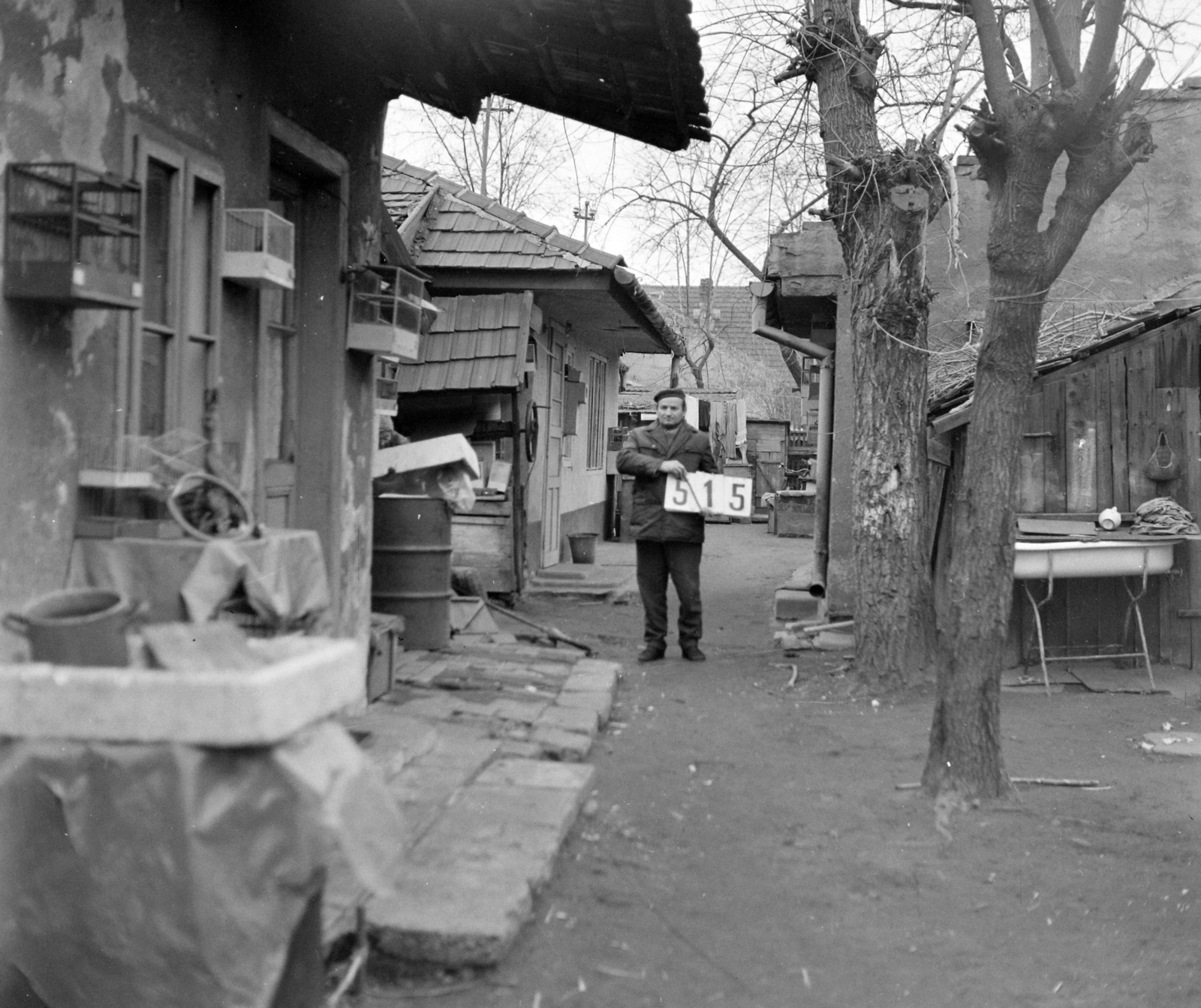 Magyarország, Rákospalota, Budapest XV., Alkotmány utca környéke az M3-as autópálya építésekor, szanálásra váró házak egyikének udvara., 1972, UVATERV, Budapest, Best of, Fortepan #99179