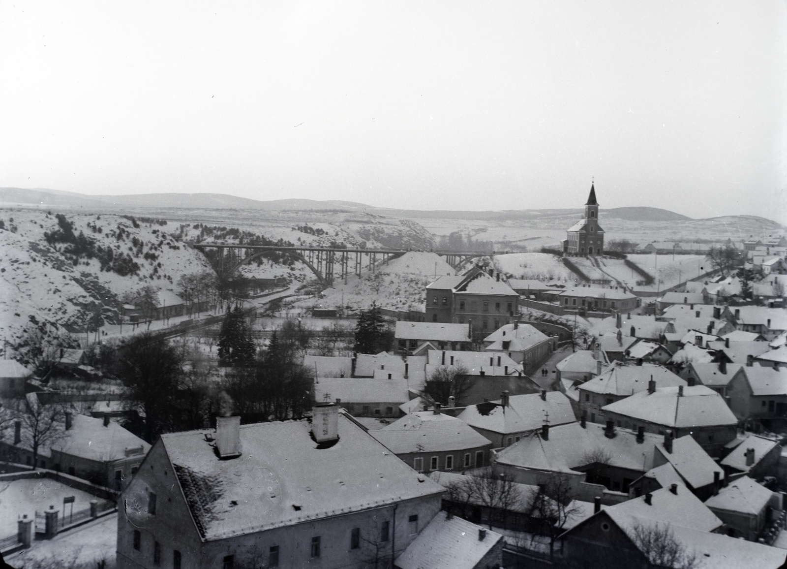 Hungary, Veszprém, kilátás a Várból a Szent István völgyhíd és a Szent László-templom felé, előttük középen a Davidikum látható, 1940, Kurutz Márton, church, snow, bridge, picture, ferro concrete construction, arch bridge, Róbert Folly-design, Fortepan #9918
