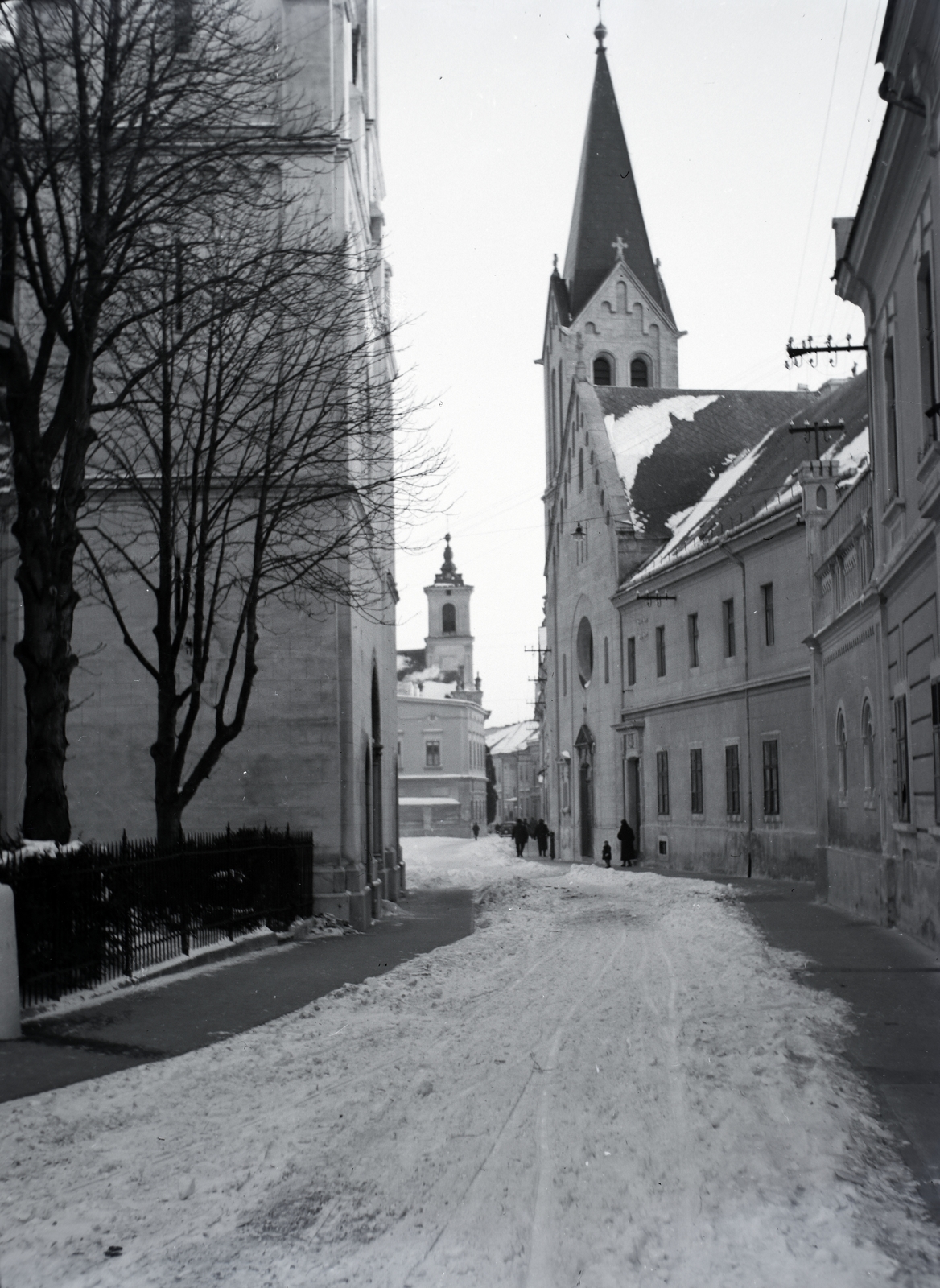 Magyarország, Veszprém, Vár utca, balra a Szent Mihály-székesegyház, jobbra a Szent István király-templom, távolban a Piarista templom., 1940, Kurutz Márton, templom, hó, piarista rend, Fortepan #9919