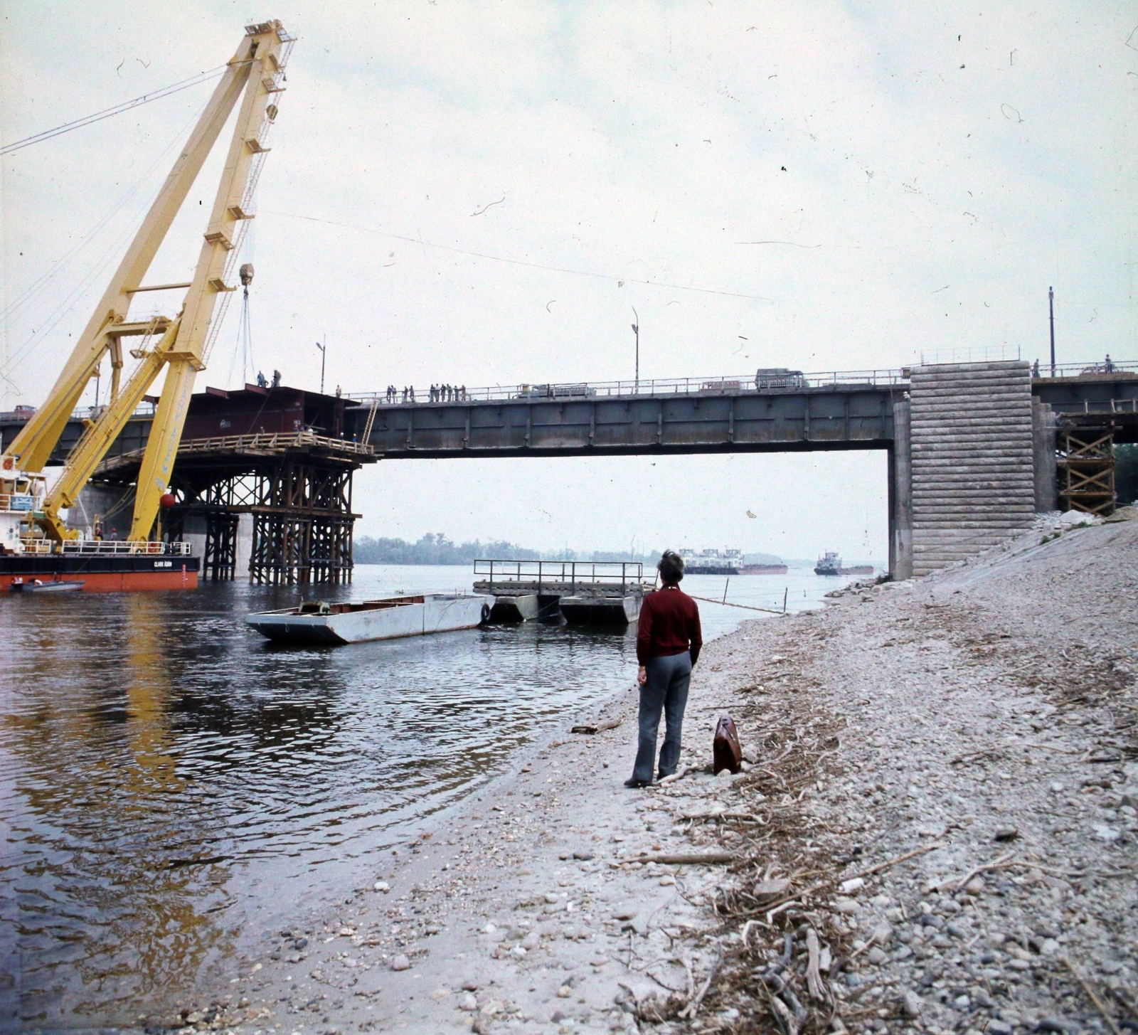 Magyarország, Budapest XIII., a Clark Ádám úszódaru az Árpád híd szélesítési munkálatainál a pesti hídfő közelében., 1981, UVATERV, színes, hídépítés, úszódaru, Budapest, Fortepan #99191