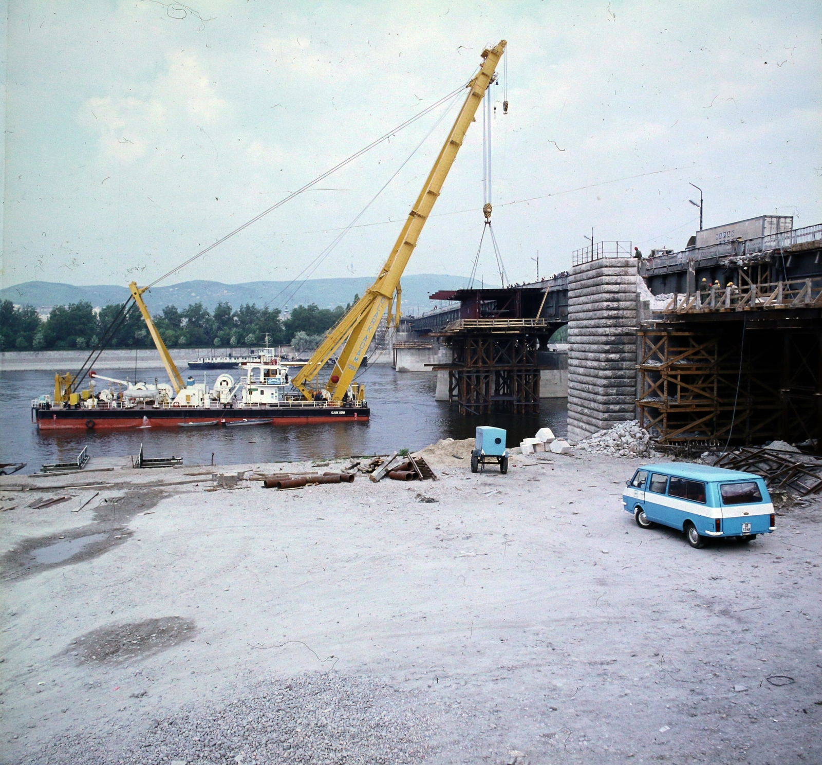 Magyarország, Budapest XIII., a Clark Ádám úszódaru az Árpád híd szélesítési munkálatainál a pesti hídfő közelében., 1981, UVATERV, színes, hídépítés, mikrobusz, RAF-márka, úszódaru, Budapest, RAF Latvija, Fortepan #99192