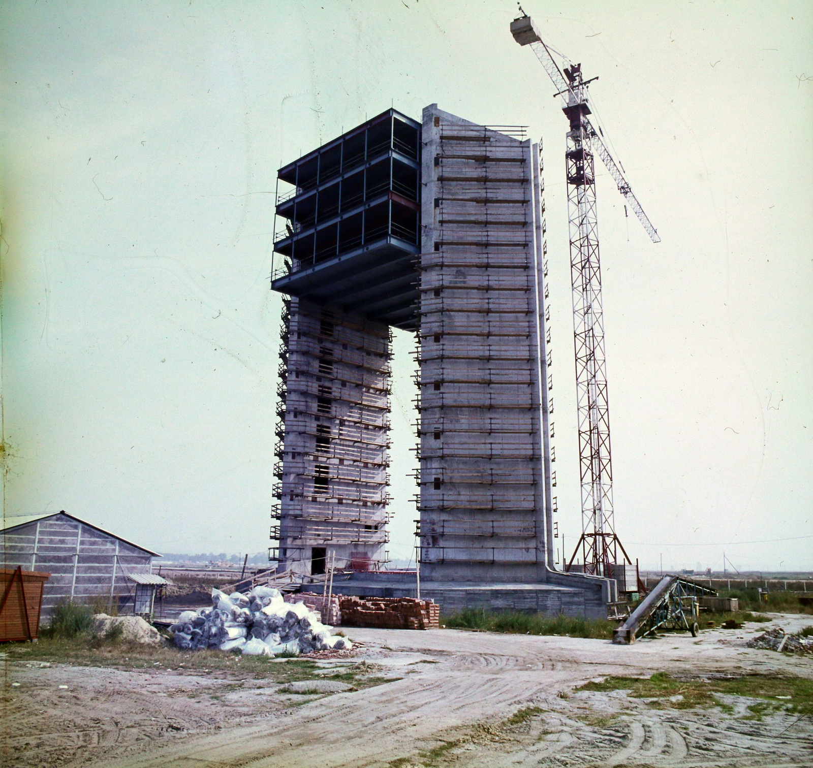 Hungary, Ferihegy (now - Ferenc Liszt) International Airport, Budapest XVIII., az irányítótorony építkezése., 1981, UVATERV, colorful, Budapest, control tower, Fortepan #99199