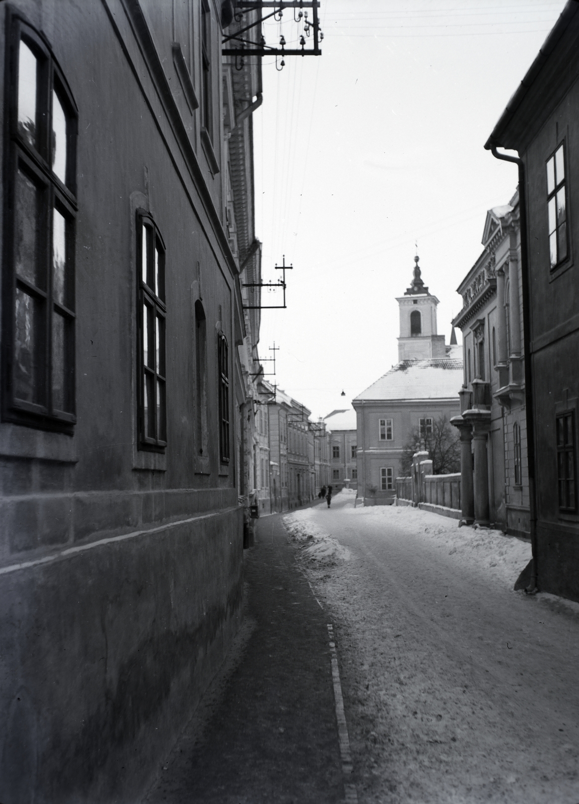 Hungary, Veszprém, a Piarista templom a Hősi Kaputól fényképezve., 1940, Kurutz Márton, church, snow, Piarist Order, Fortepan #9920