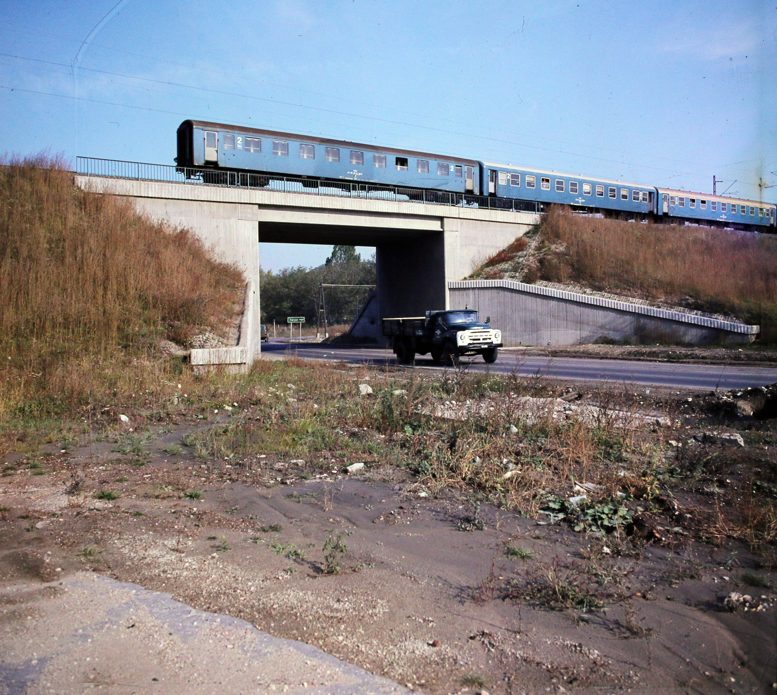 Hungary, Tata-Tóváros, Tatai út, a Budapest-Győr vasútvonal felüljárója után jobbra a Cementgyári út., 1980, UVATERV, railway, colorful, Fortepan #99202