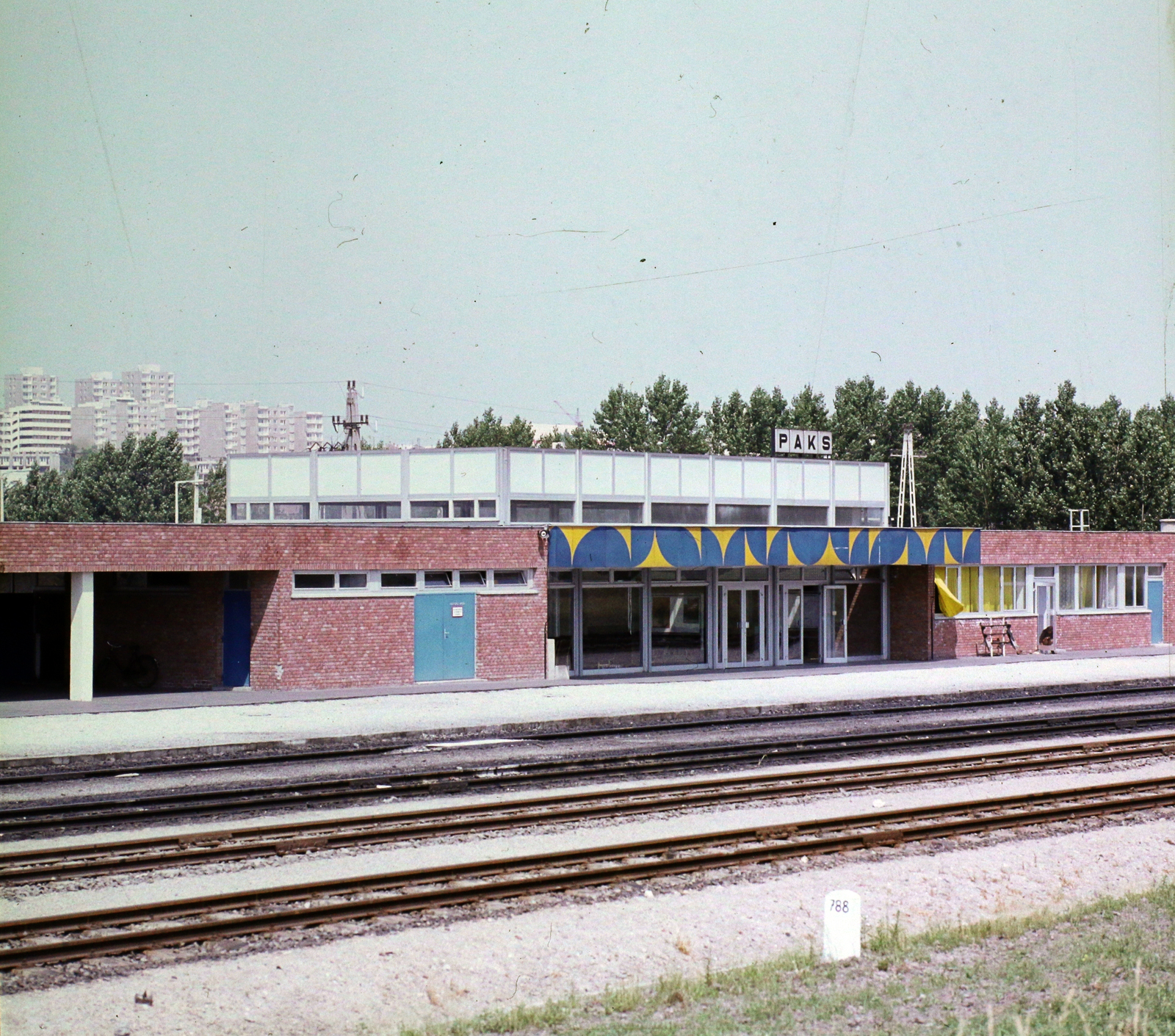 Magyarország, Paks, vasútállomás., 1979, UVATERV, színes, vasútállomás, helységnév tábla, Fortepan #99213