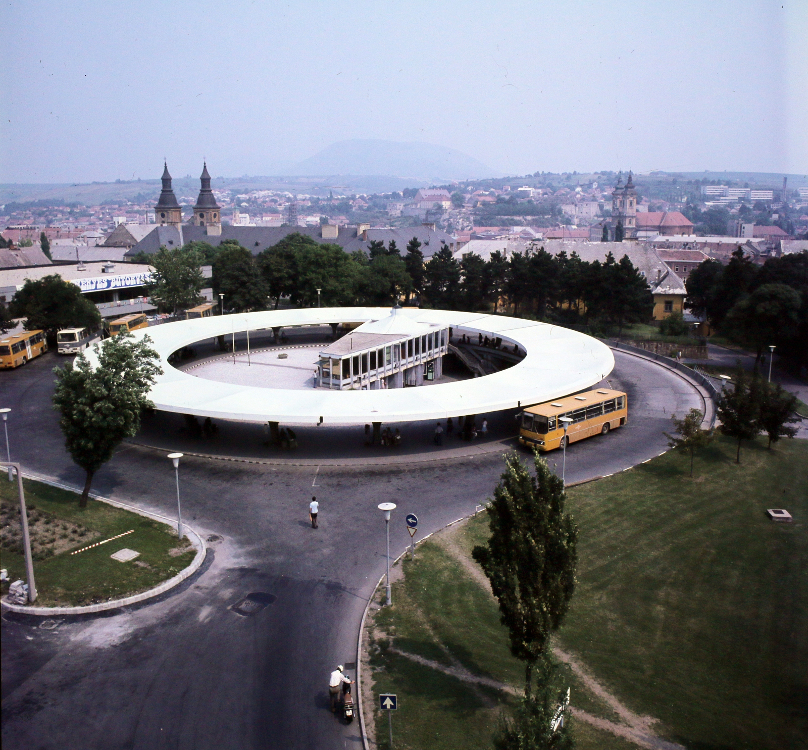 Hungary, Eger, autóbusz-pályaudvar., 1978, UVATERV, colorful, Ikarus-brand, modern architecture, bus terminal, Volán organisation, bus stop, bus, Fortepan #99218