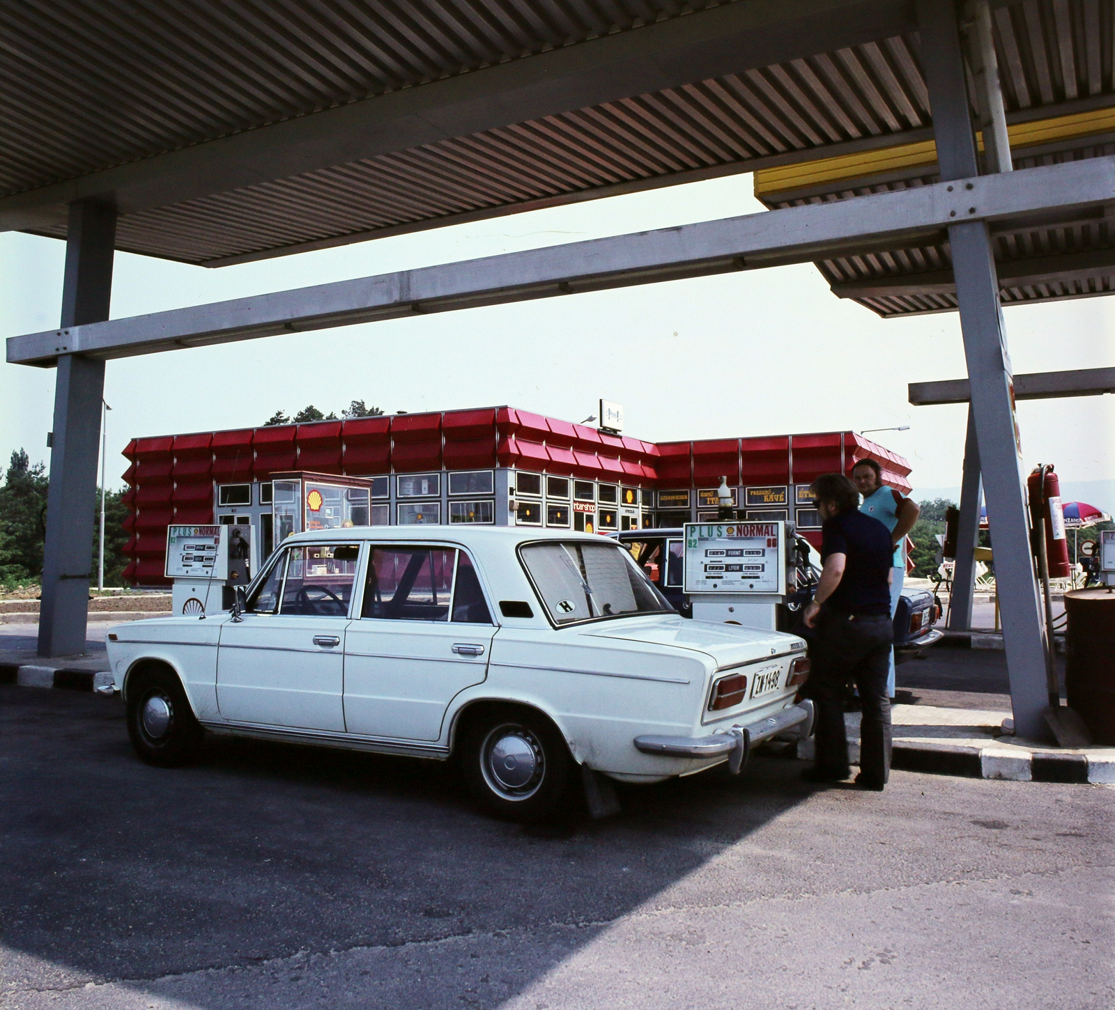 Hungary, Tata, benzinkút az M1-es mellett., 1978, UVATERV, colorful, Lada-brand, gas station, Shell-brand, Fortepan #99220