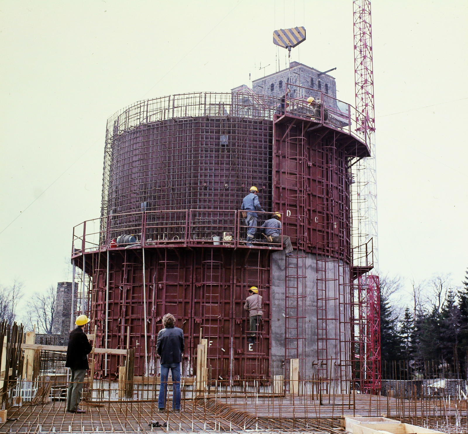 Hungary, Kékestető, épül az új Tv adótorony, háttérben az 1958-ban épült antenna torony., 1978, UVATERV, colorful, construction, tower, Fortepan #99224