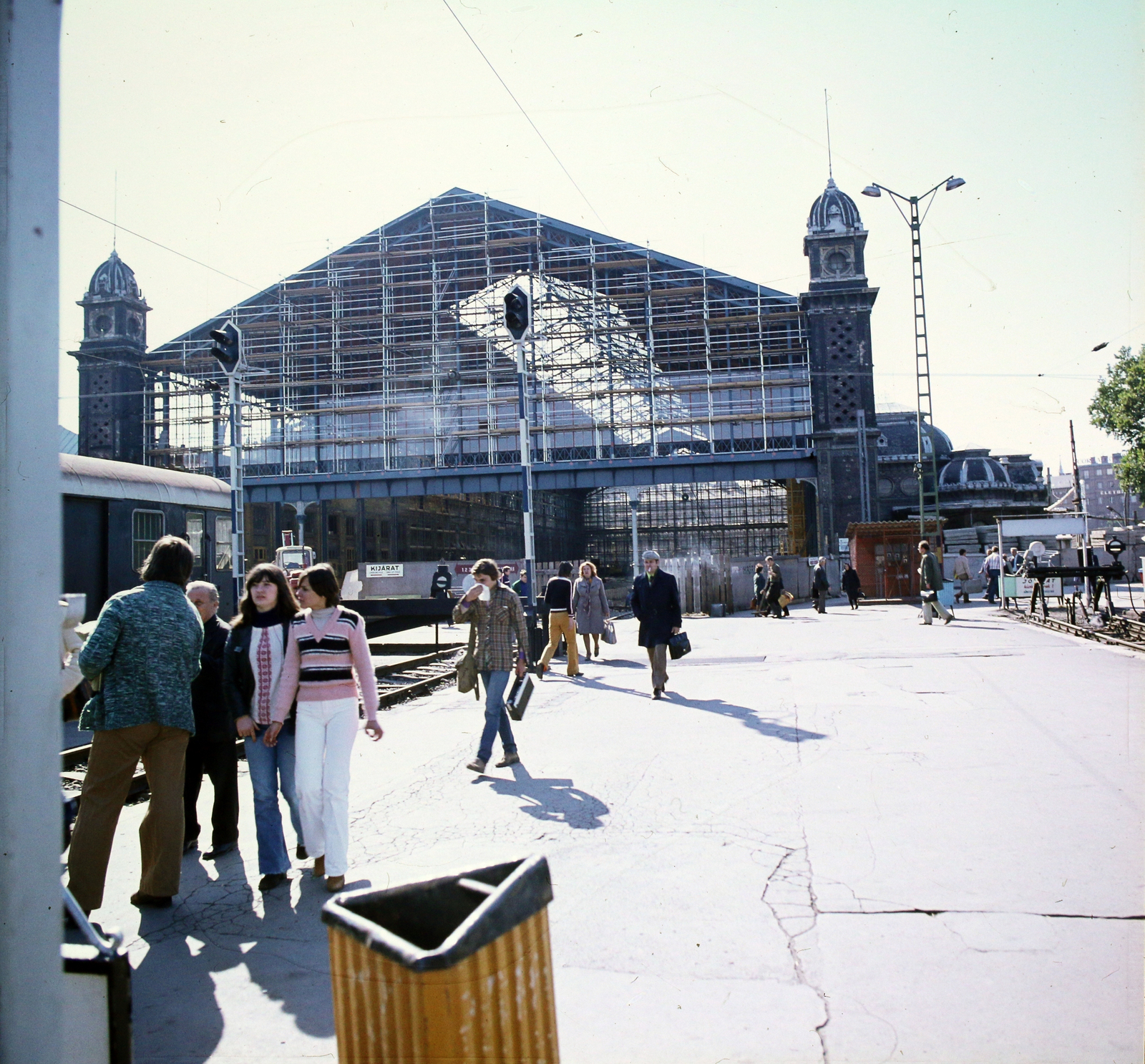 Hungary, Budapest VI., a Nyugati pályaudvar csarnokának rekonstrukciója, előtérben az ideiglenes állomás., 1977, UVATERV, colorful, construction, train station, trash can, Budapest, Gustave Eiffel-design, rails, Fortepan #99229