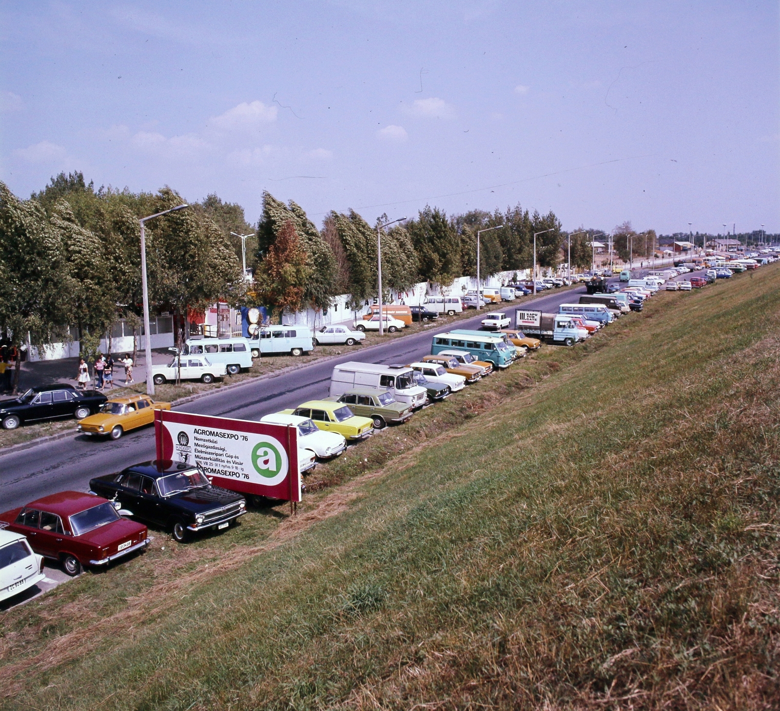 Hungary, Budapest X., Albertirsai (Dobi István) út, a vásárterület parkolója., 1976, UVATERV, colorful, Ikarus-brand, Barkas-brand, Zuk-brand, Robur-brand, international fair, Budapest, Fortepan #99231