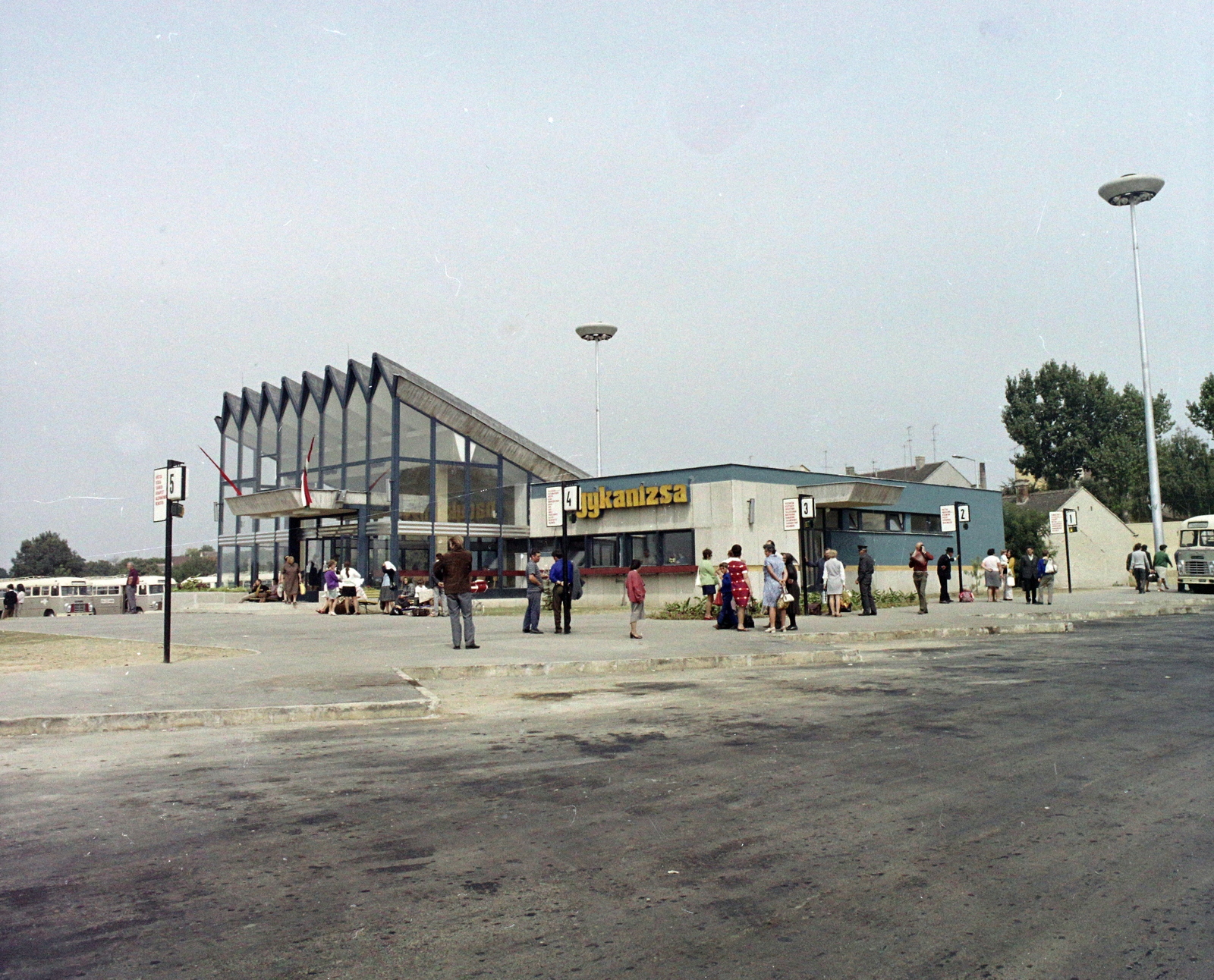 Hungary, Nagykanizsa, Báthory utca, autóbusz-állomás., 1973, UVATERV, colorful, place-name signs, bus stop, Fortepan #99241
