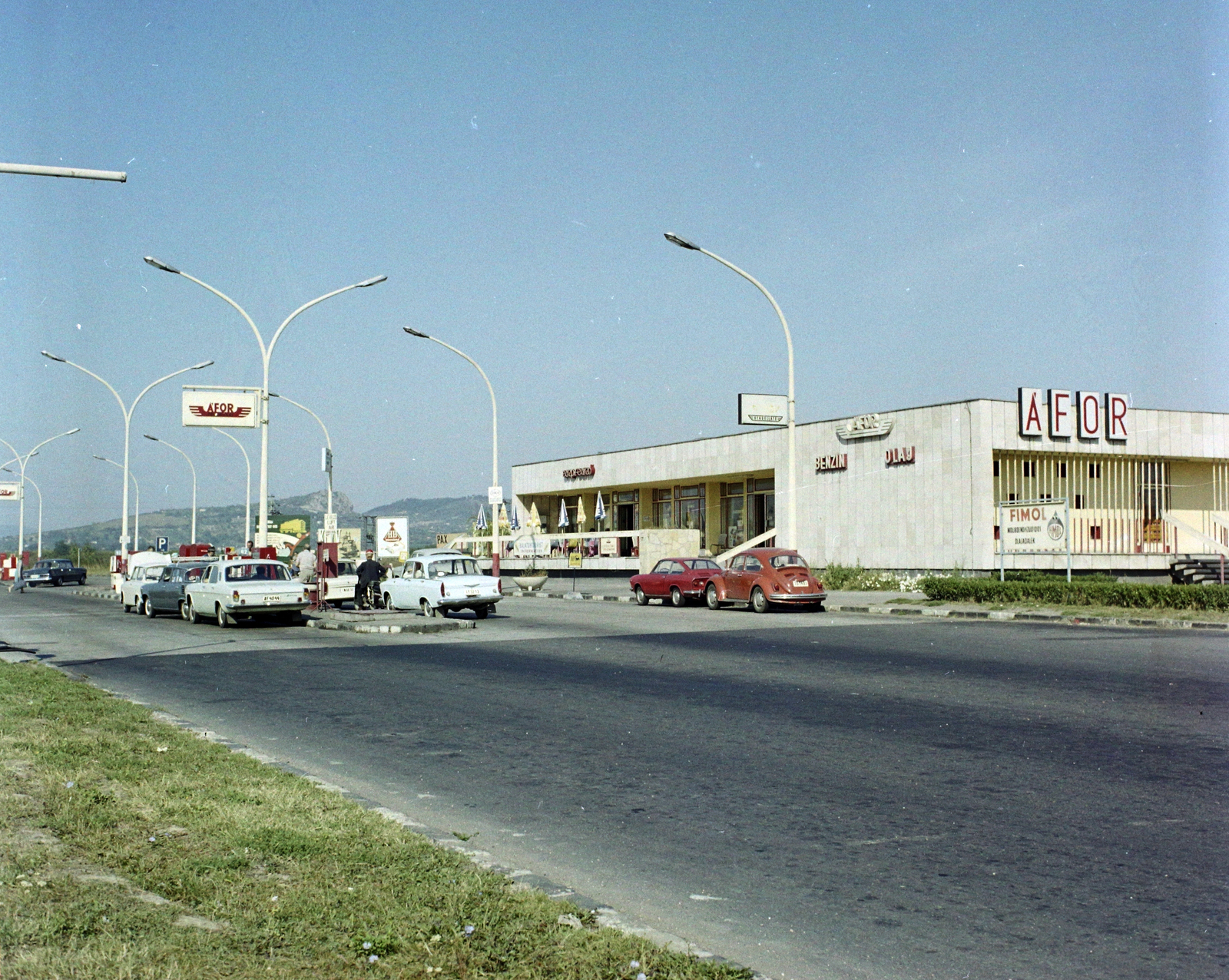 Hungary, Budaörs, eszpresszó és benzinkút az M1-M7-es autópálya kivezető szakasza mellett., 1973, UVATERV, colorful, Volkswagen Beetle, Fortepan #99244