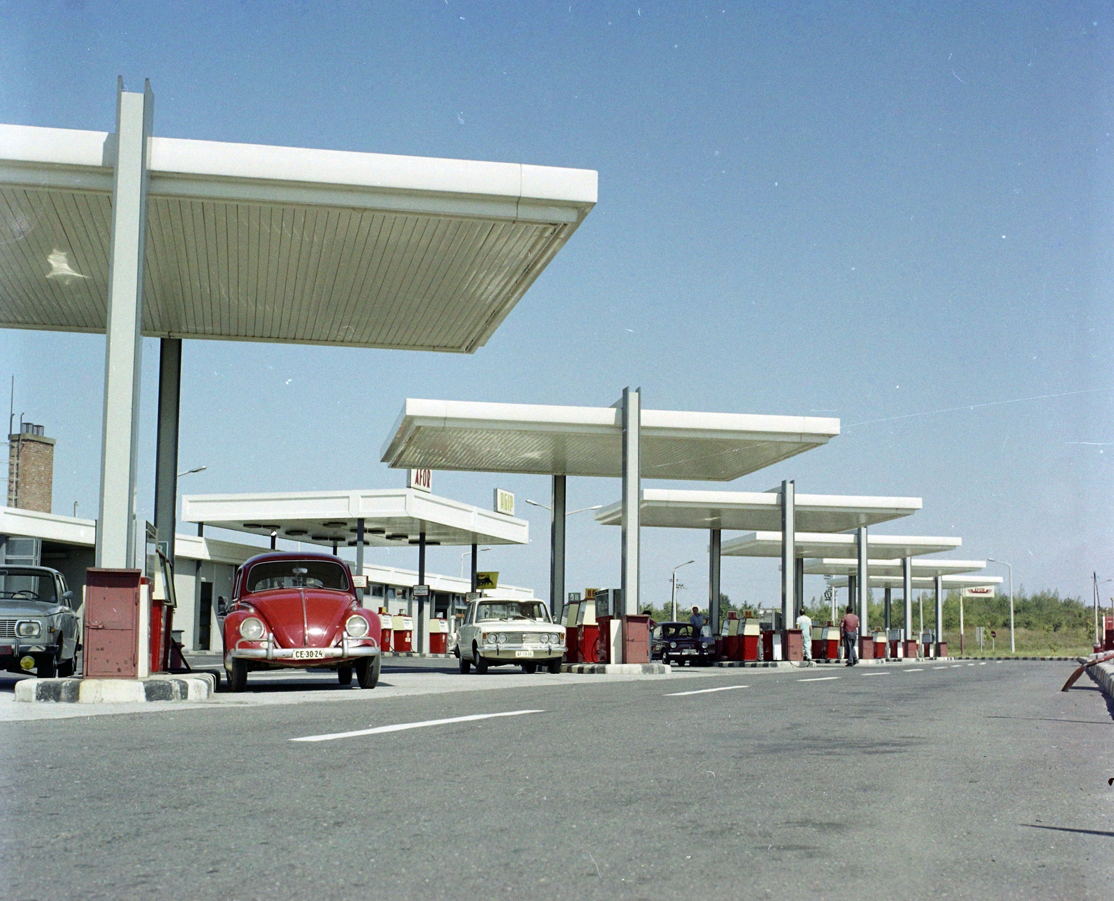 Hungary,Lake Balaton, Siófok, M7-es, benzinkút a 94-es km-nél., 1973, UVATERV, colorful, Volkswagen Beetle, Fortepan #99248
