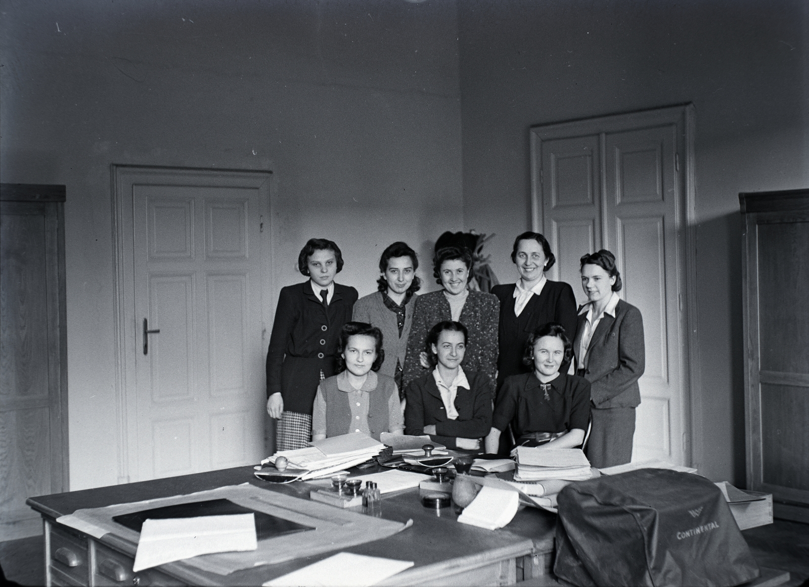 1942, Kurutz Márton, munkahely, írógép, íróasztal, csoportkép, nők, tintatartó, enteriőr, itatós, Continental-márka, Fortepan #9925