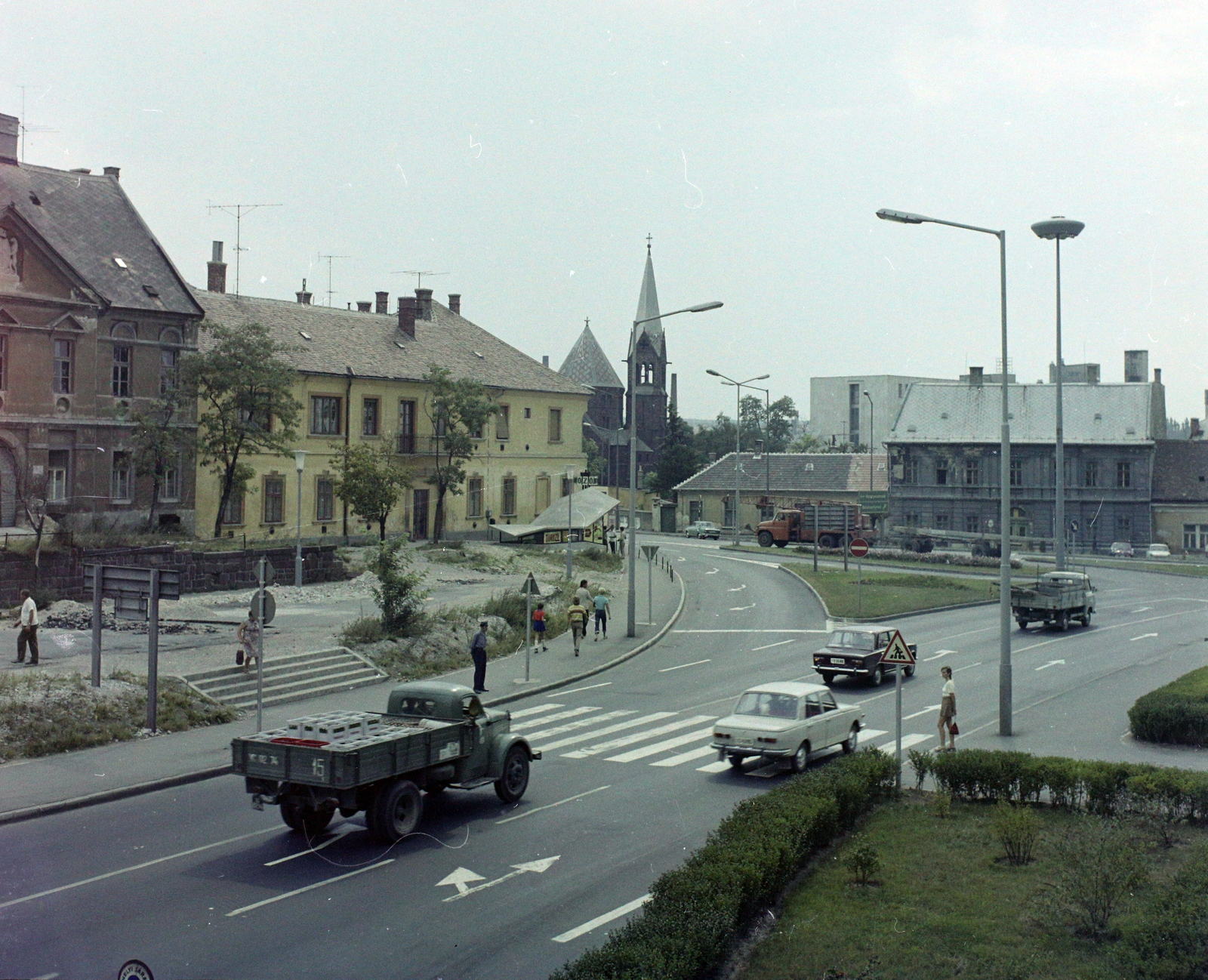 Hungary, Veszprém, Budapest út, jobb szélen a Brusznyai Árpád utca (Bajcsy-Zsilinszky út)., 1973, UVATERV, colorful, commercial vehicle, Wartburg-brand, automobile, crosswalk, Fortepan #99250