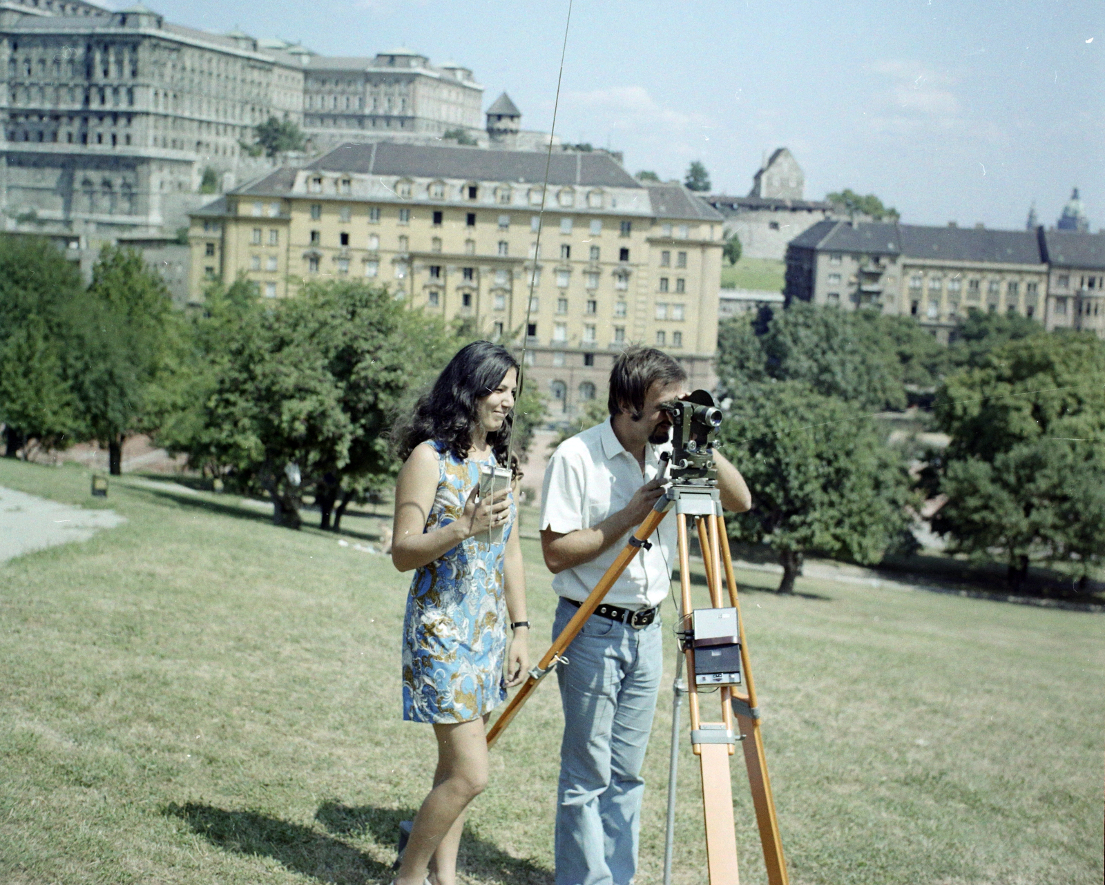 Hungary, Tabán, Budapest I., földmérés teodolittal, adó-vevő készülék segíti a kommunikációt. Háttérben a Bethlen-udvar és a Budavári Palota (korábban Királyi Palota)., 1973, UVATERV, colorful, Budapest, radio, theodolite, survey, Fortepan #99258