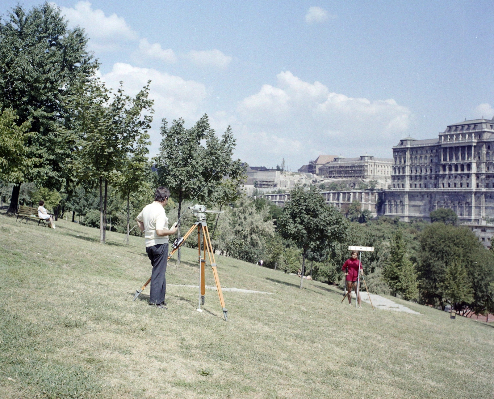 Magyarország, Tabán, Budapest I., földmérés teodolittal, háttérben a Budavári Palota (korábban Királyi Palota)., 1973, UVATERV, színes, Budapest, földmérő, szintező, földmérés, Fortepan #99260