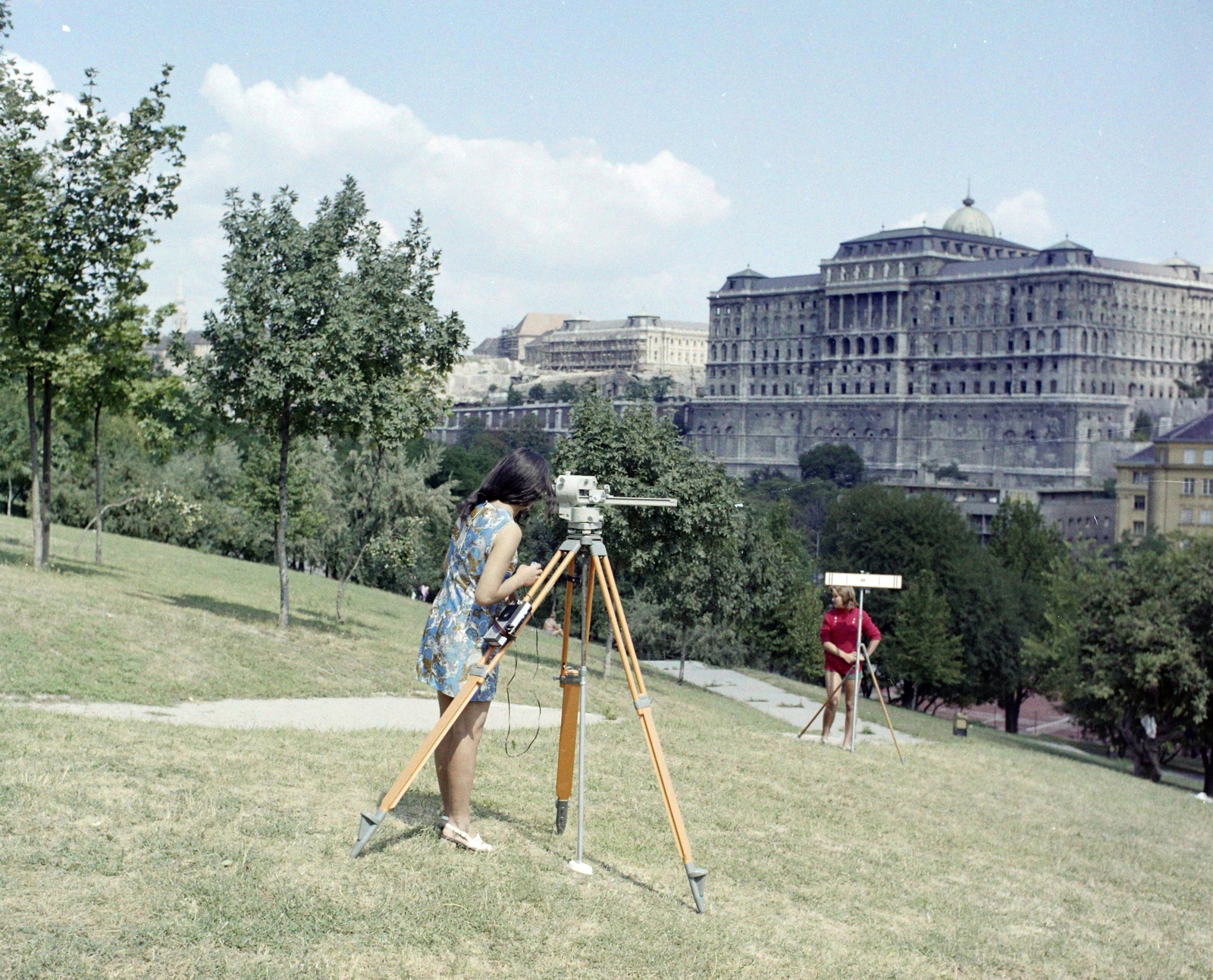 Hungary, Tabán, Budapest I., földmérés teodolittal, háttérben a Budavári Palota (korábban Királyi Palota)., 1973, UVATERV, colorful, Budapest, theodolite, survey, Fortepan #99261